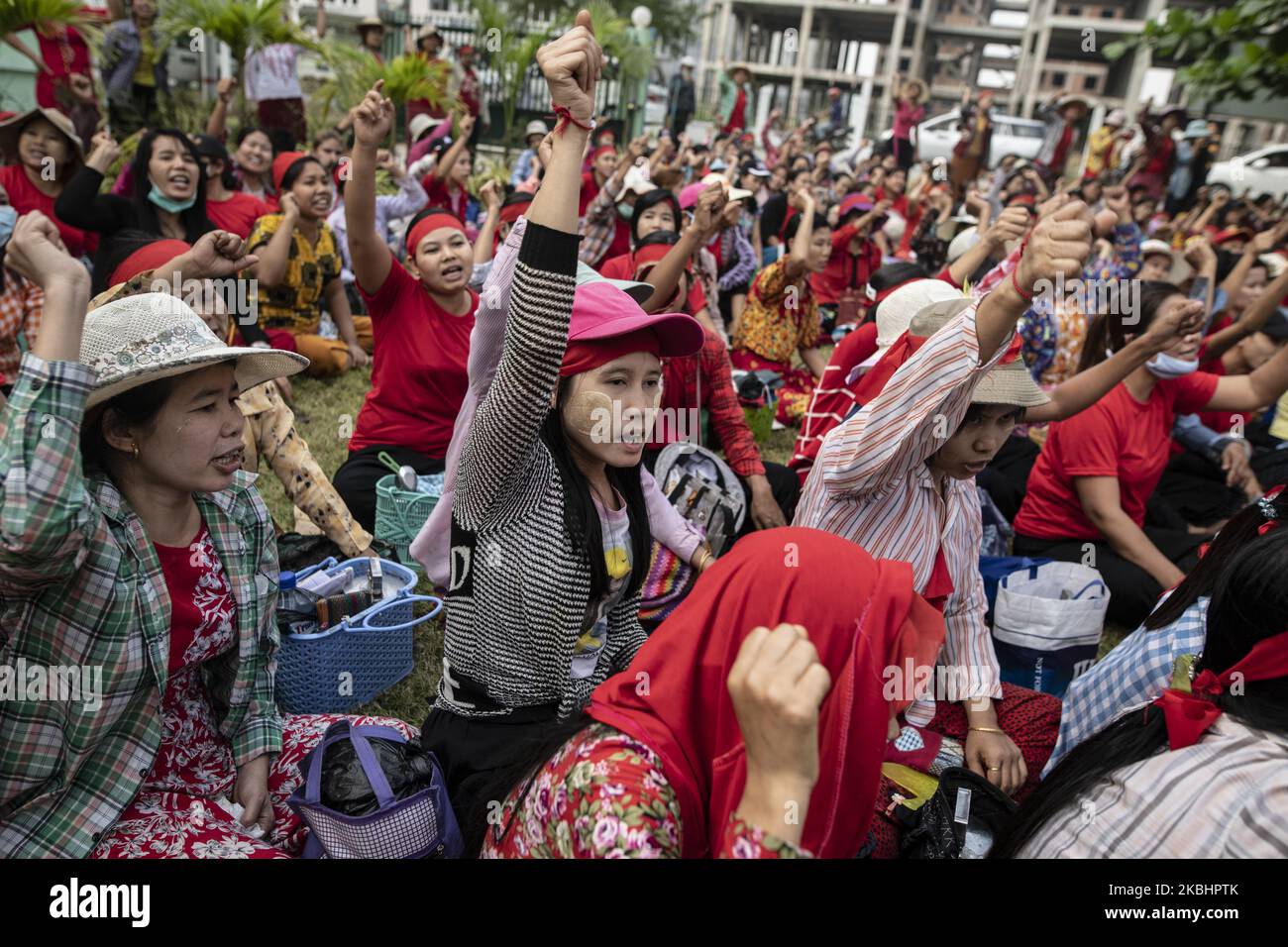 Arbeiter der Tai Yi Schuhfabrik protestieren am 24. Februar 2020 vor dem Arbeitsbüro in der Gemeinde Hlaing Thar Yar, Außenbezirk von Yangon. Sie fordern eine Reihe von Arbeitsrechten und eine Gehaltserhöhung. (Foto von Shwe Paw Mya Tin/NurPhoto) Stockfoto
