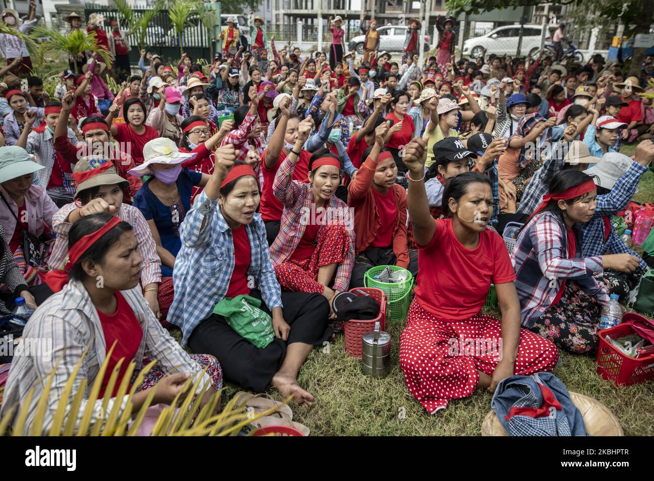 Arbeiter der Tai Yi Schuhfabrik protestieren am 24. Februar 2020 vor dem Arbeitsbüro in der Gemeinde Hlaing Thar Yar, Außenbezirk von Yangon. Sie fordern eine Reihe von Arbeitsrechten und eine Gehaltserhöhung. (Foto von Shwe Paw Mya Tin/NurPhoto) Stockfoto