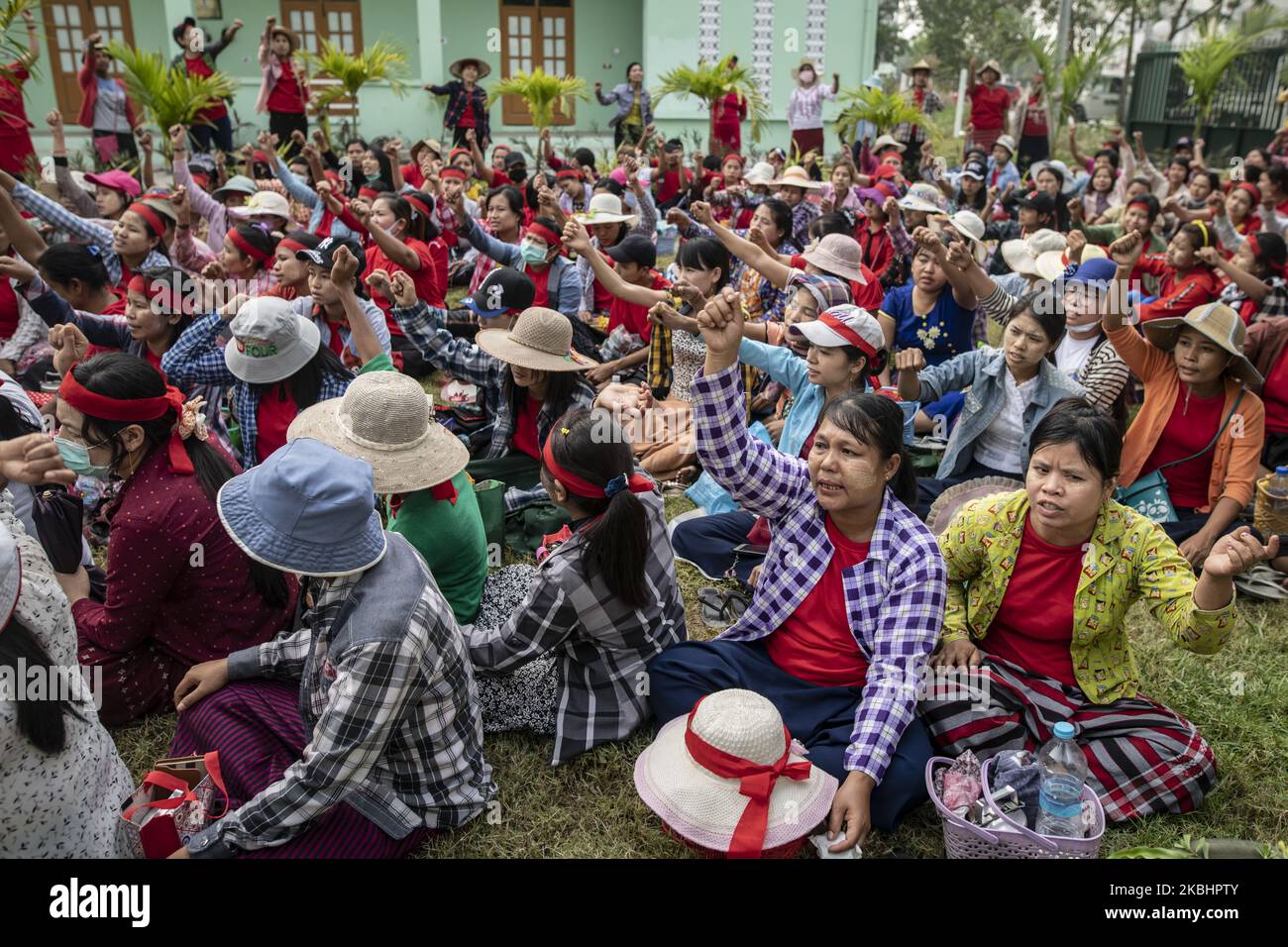 Arbeiter der Tai Yi Schuhfabrik protestieren am 24. Februar 2020 vor dem Arbeitsamt in der Gemeinde Hlaing Thar Yar, Außenbezirk von Yangon. Sie fordern eine Reihe von Arbeitsrechten und eine Gehaltserhöhung. (Foto von Shwe Paw Mya Tin/NurPhoto) Stockfoto