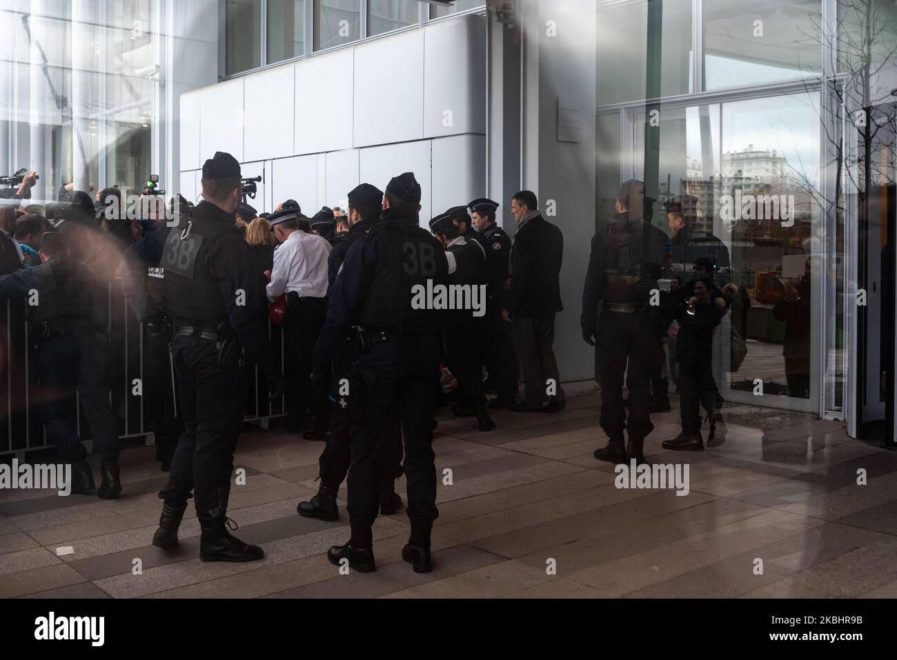 Am 24. Februar 2020 blockierten mehrere Dutzend streikende Anwälte der Französischen Rechtsanwaltskammer (SAF) den ganzen Morgen den Zugang zum Pariser Tribunal de Grande Instance (TGI), um gegen die Rentenreform zu protestieren. (Foto von Samuel Boivin/NurPhoto) Stockfoto