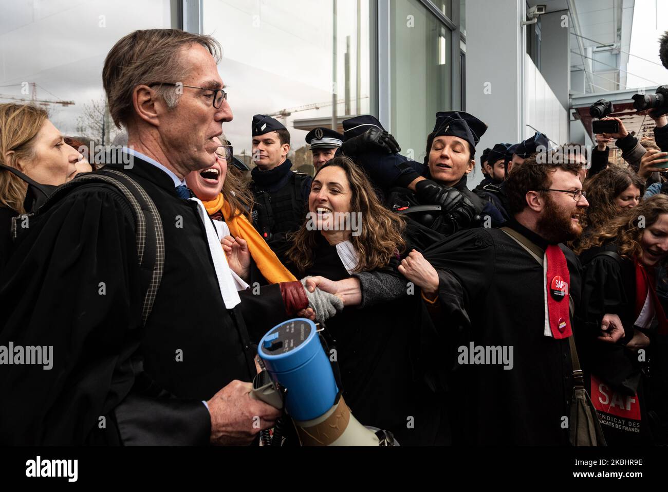 Am 24. Februar 2020 blockierten mehrere Dutzend streikende Anwälte der Französischen Rechtsanwaltskammer (SAF) den ganzen Morgen den Zugang zum Pariser Tribunal de Grande Instance (TGI), um gegen die Rentenreform zu protestieren. (Foto von Samuel Boivin/NurPhoto) Stockfoto