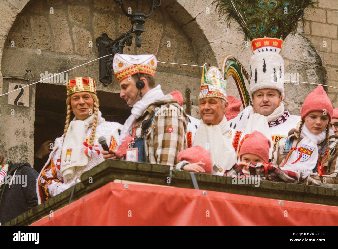 Die Dreigestirn des kölner Karnevals Jungfrau Michael Everwand, Prinz Marc Michelske und Brauer Markus Mayer präsentieren sich während der jährlichen Rose-Parade am 24. Februar 2020 in Köln. (Foto von Ying Tang/NurPhoto) Stockfoto
