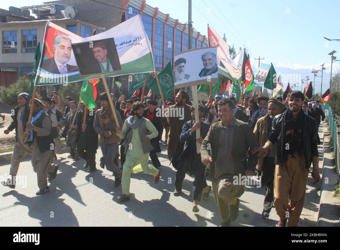 Anhänger des Präsidentschaftskandidaten Abdullah Abdullah versammeln sich, um den selbsterklärten Sieg bei den Präsidentschaftswahlen in Badakhshan, Afghanistan, am 23. Februar 2020 zu feiern. (Foto von Mohammad Sharif Shayeq/NurPhoto) Stockfoto