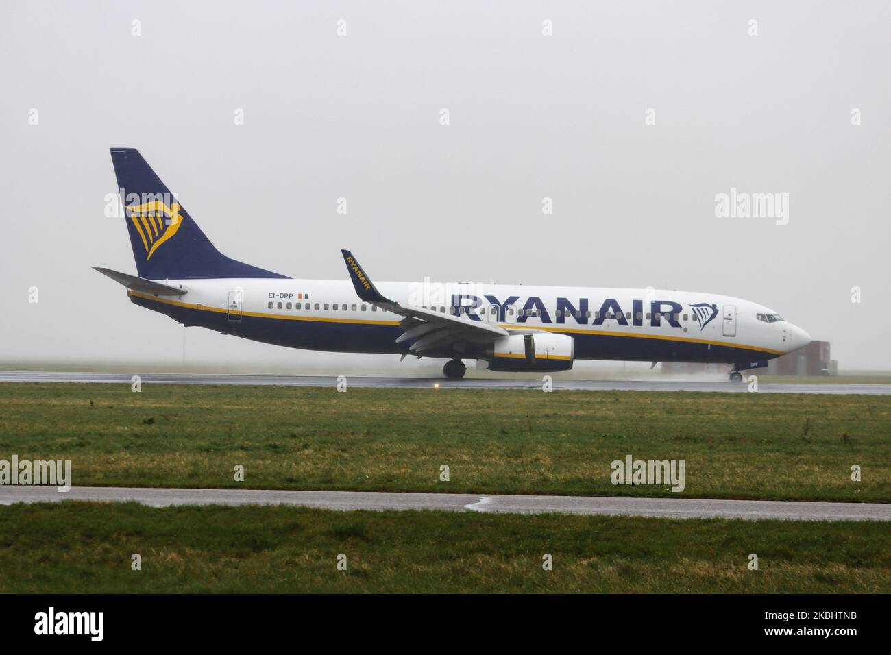 Eine Ryanair Boeing 737-800 oder 737NG, die am 24. Februar 2020 auf der Landebahn von Polderbaan landete und bei schlechtem Wetter mit einem Sturm mit Regen, hoher windgeschwindigkeit und Dunst auf dem Amsterdam Schiphol AMS EHAM International Airport in den Niederlanden rollte. Das Flugzeug hat die Registrierung Ei-DPP. Ryanair RYR FR ist eine irische Low-Cost-Airline, eine der größten in Europa. (Foto von Nicolas Economou/NurPhoto) Stockfoto