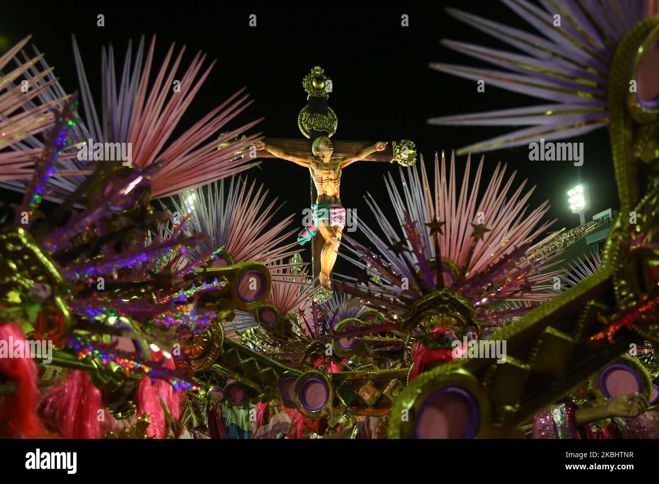 Mitglieder der Samba-Schule Estacao Primeira de Mangueira führen am 23. Februar 2020 in Rio de Janeiro, Brasilien, in der ersten Nacht des 2020. Karnevalsumzüge von Rio im Sapucai Sambadrome einen Akt gegen die Gewalt von Rio durch. (Foto von Gilson Borba/NurPhoto) Stockfoto