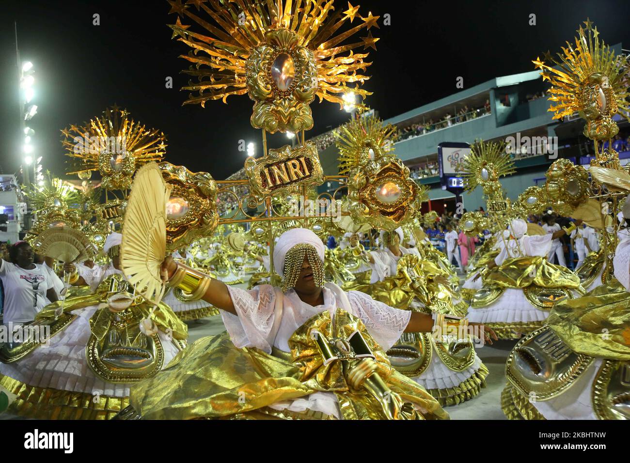 Mitglieder der Samba-Schule Estacao Primeira de Mangueira führen am 23. Februar 2020 in Rio de Janeiro, Brasilien, in der ersten Nacht des 2020. Karnevalsumzüge von Rio im Sapucai Sambadrome einen Akt gegen die Gewalt von Rio durch. (Foto von Gilson Borba/NurPhoto) Stockfoto