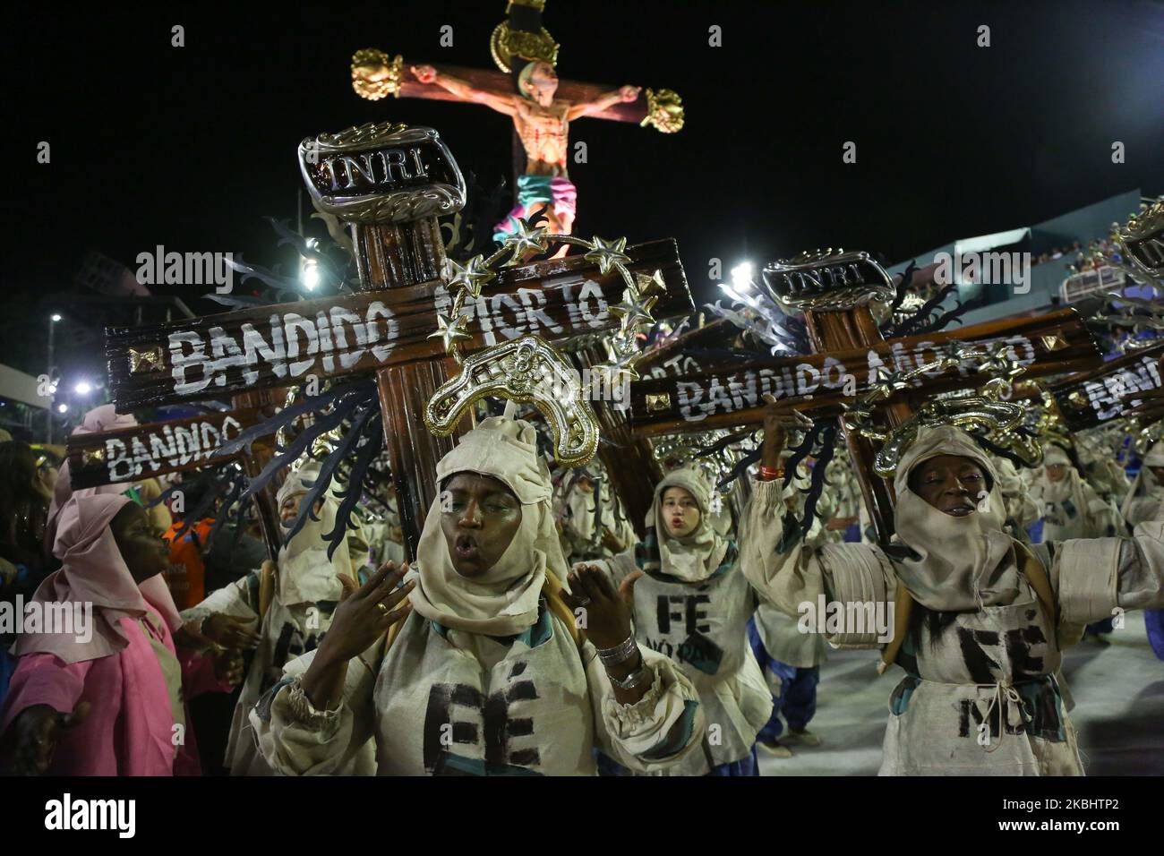 Mitglieder der Samba-Schule Estacao Primeira de Mangueira führen am 23. Februar 2020 in Rio de Janeiro, Brasilien, in der ersten Nacht des 2020. Karnevalsumzüge von Rio im Sapucai Sambadrome einen Akt gegen die Gewalt von Rio durch. (Foto von Gilson Borba/NurPhoto) Stockfoto