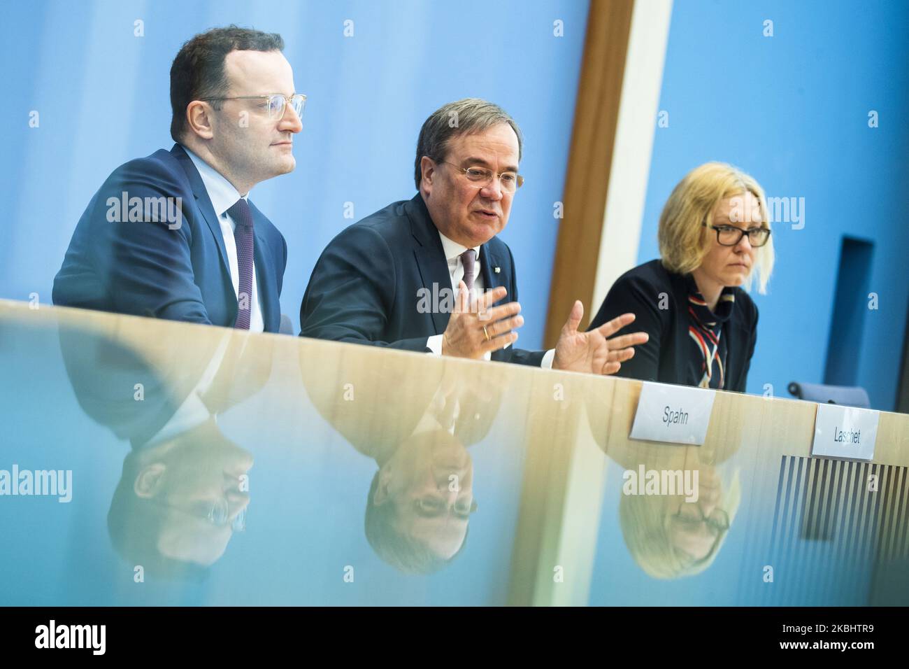 Die deutschen Politiker Armin Laschet und Jens Spahn geben am 25. Februar 2020 ihre Kandidatur für die Führung der Christlich Demokratischen Partei Deutschlands in Berlin bekannt. (Foto von Emmanuele Contini/NurPhoto) Stockfoto