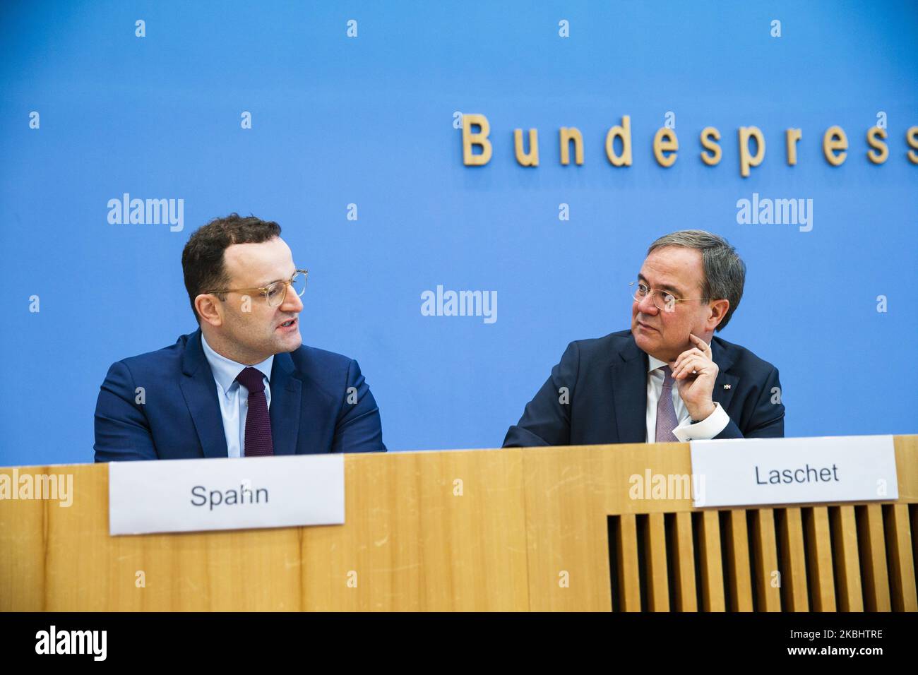 Die deutschen Politiker Armin Laschet und Jens Spahn geben am 25. Februar 2020 ihre Kandidatur für die Führung der Christlich Demokratischen Partei Deutschlands in Berlin bekannt. (Foto von Emmanuele Contini/NurPhoto) Stockfoto