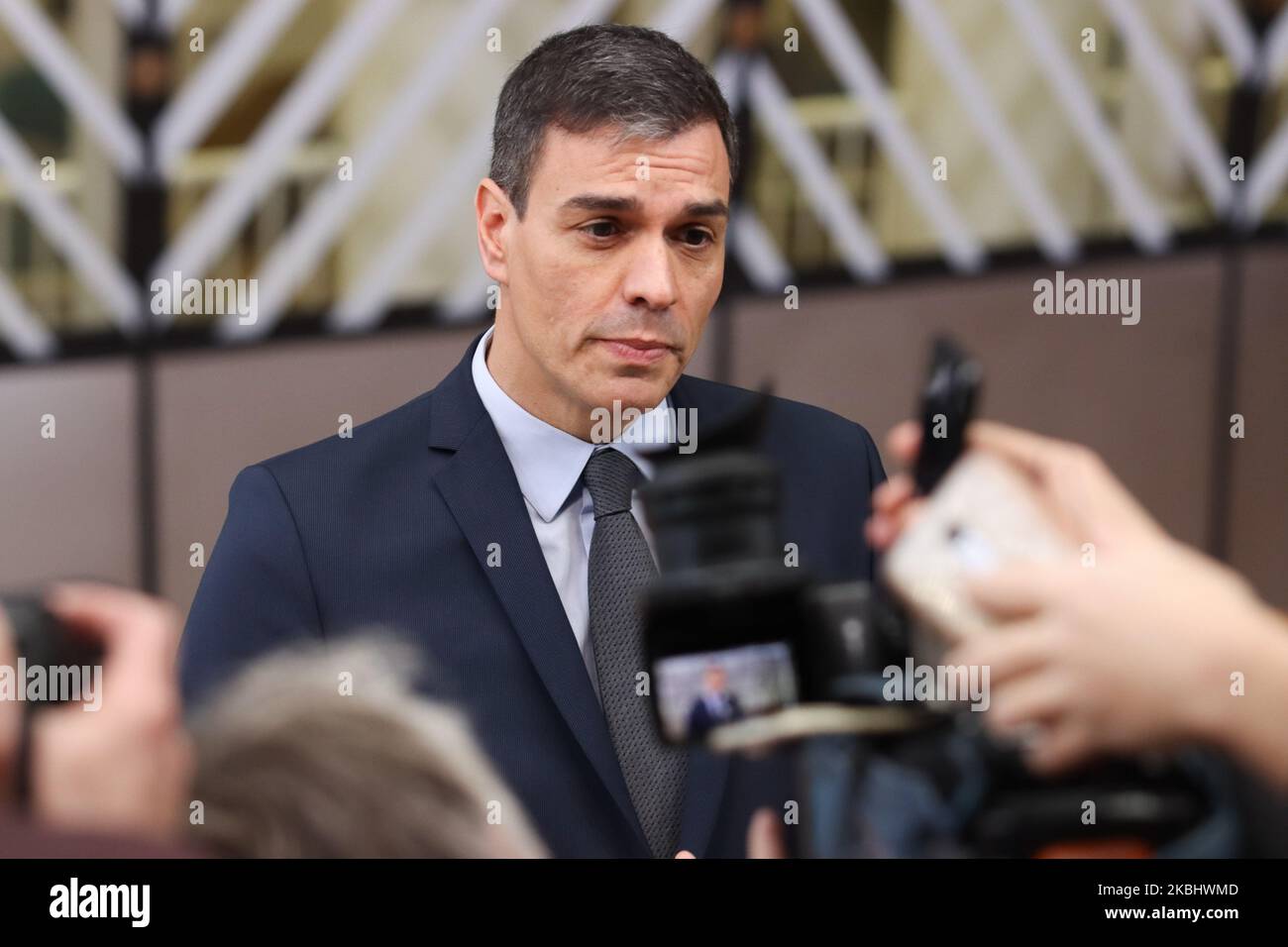 Pedro Sánchez Pérez-Castejón, der spanische Premierminister, wurde als beim Europäischen Rat eintreffender Minister gesehen. Der spanische Premierminister Pedro Sanchez Perez Castejon, nimmt an der EUCO Teil, geht im Forum Europa auf dem roten Teppich mit den europäischen Flaggen spazieren, hat eine Erklärung vor der Haustür, spricht mit Journalisten, Medien- und Pressevertreter für die intensiven Verhandlungen über den langfristigen Finanzrahmen der EU für das Jahr 2021-2027 auf einem Sondergipfel des Europäischen Rates, DES EURO-Gipfels und der EU-Staats- und Regierungschefs in Brüssel, Belgien. 20. Februar 2020 (Foto von Nicolas Economou/NurPhoto) Stockfoto