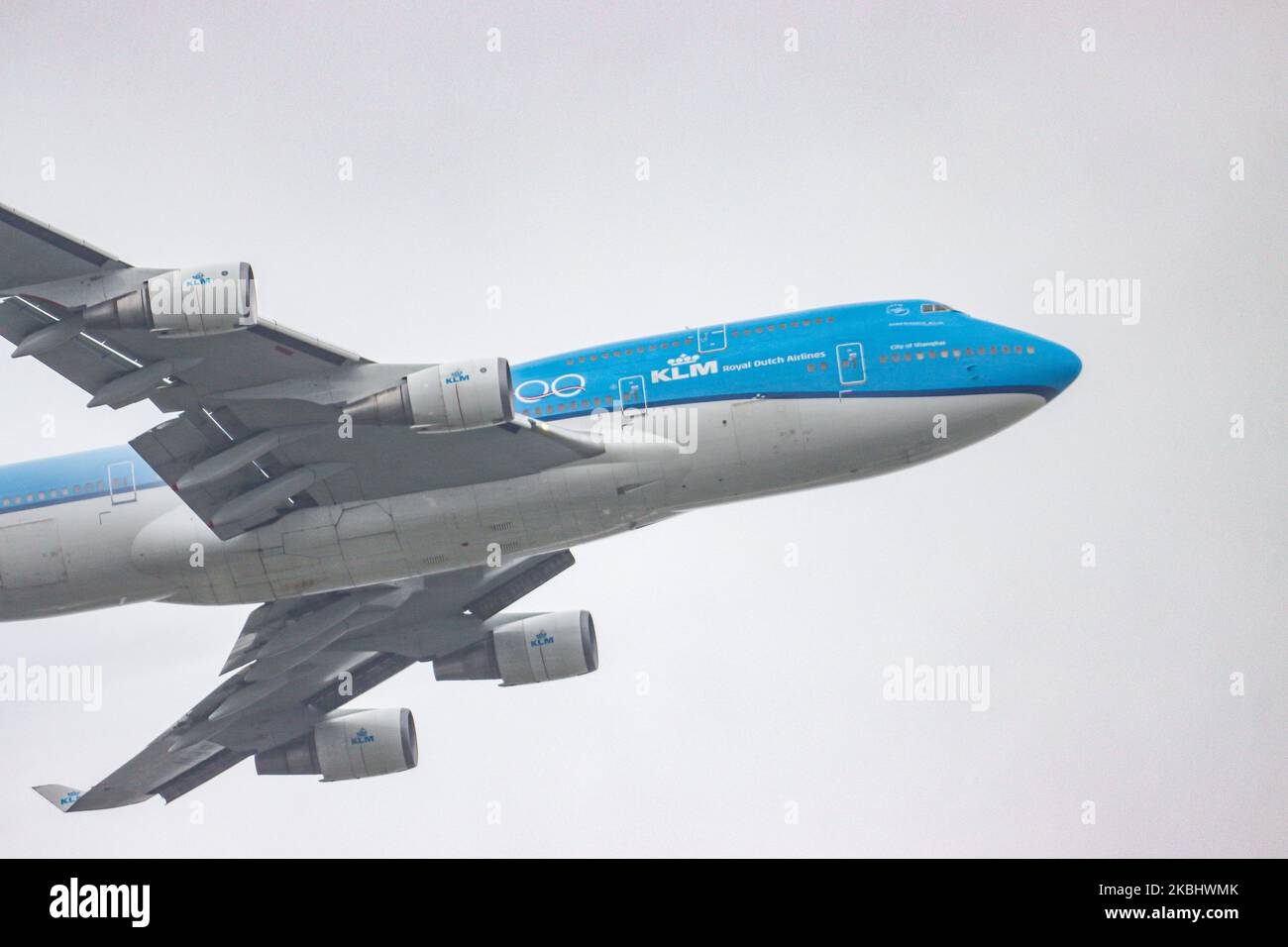 KLM Royal Dutch Airlines Boeing 747-400m-Flugzeuge, die während eines Sturms in den Wolken abfliegen, in der Luft fliegen, während sie die Fahrwerksräder mit ausgefahrenen Klappen am KLM-Hub Amsterdam Schiphol AMS EHAM in den Niederlanden zurückfahren. Das Flugzeug hat die Registrierung PH-BFW, hat den Namen Shanghai / City of Shanghai und wird von 4x GE-Triebwerken angetrieben. Das Doppeldecker-Großraumflugzeug, das für Langstreckenflüge gemacht wurde und den Spitznamen „Queen of the Skies“ oder „Jumbo Jet“ trägt, ist eine spezielle Kombivariante, eine Kombination aus Passagier- und Frachtflugzeug. KLM KL ist Mitglied der skyteam Aviation allia Stockfoto