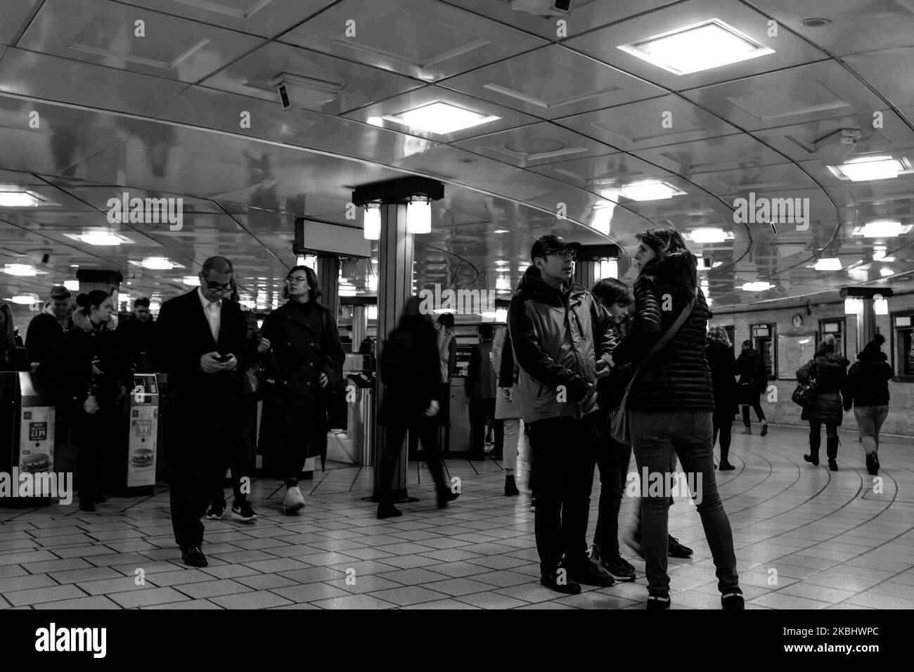 Am 24. Februar 2020 in London, England, werden Menschen beim Pendeln an der Piccadilly Circus Station gesehen. (Foto von Alberto Pezzali/NurPhoto) Stockfoto