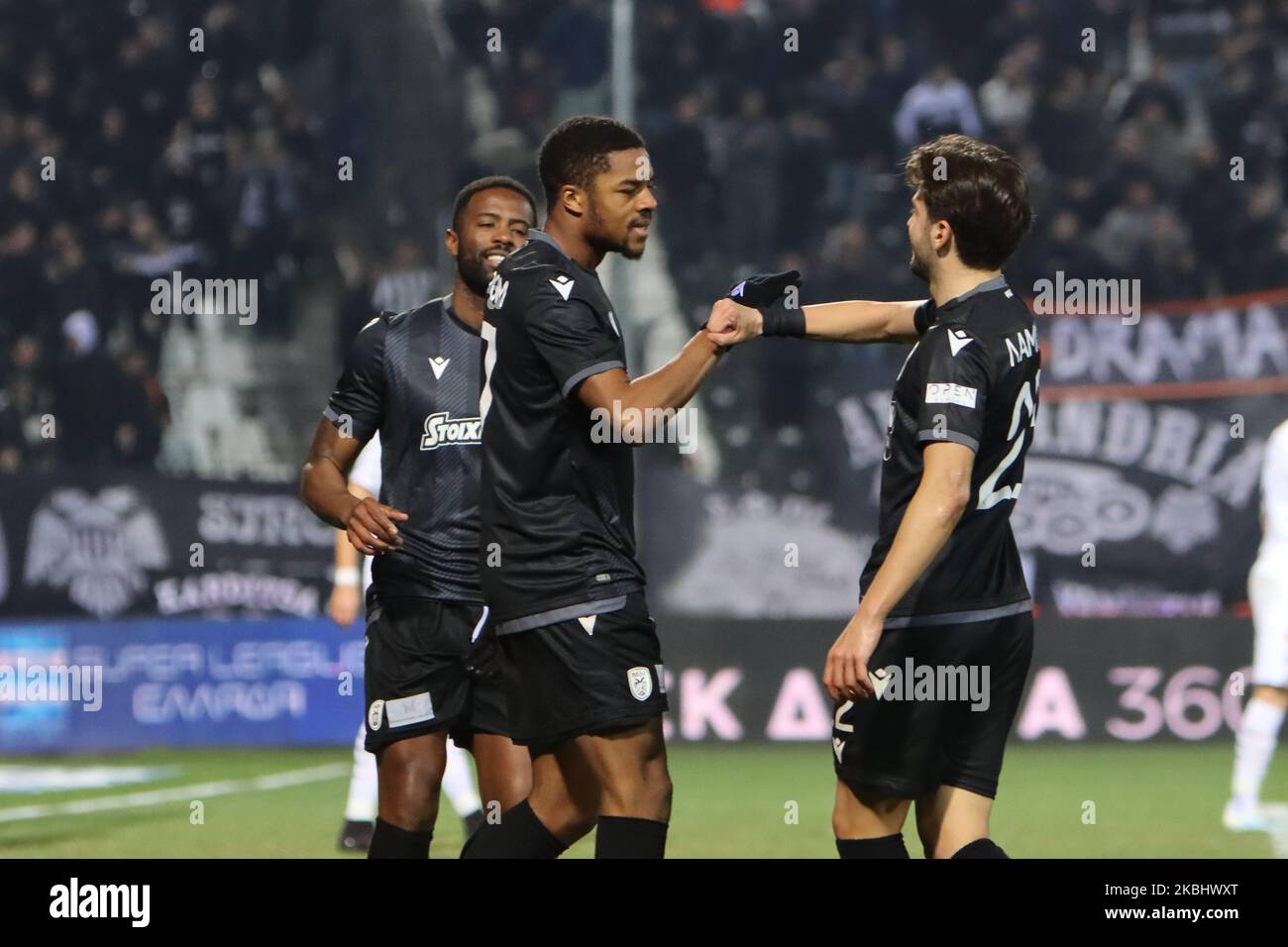 Chuba Amechi Akpom #47 Stürmer des PAOK FC feiert mit seinen Teamkollegen sein zweites Tor während PAOK Thessaloniki gegen OFI Crete FC mit Endstand 4-0 für Super League 1 Greece im Toumba Stadium, dem Heimstadion von PAOK in Thessaloniki. Akpom erzielte den ersten und zweiten (Elfmeter) von PAOK. Chuba Akpom ist ein englischer Profi-Stürmer mit einer früheren Karriere in Arsenal und als Leihgabe an Brentford, Coventry City, Nottingham Forest, Hull City, Brighton, Hove Albion und Sint-Truiden. Er nahm auch an den jungen Nationalmannschaften Englands Teil U16, U17, U18, U19, U20, U21. 9. Februar 2020 Stockfoto