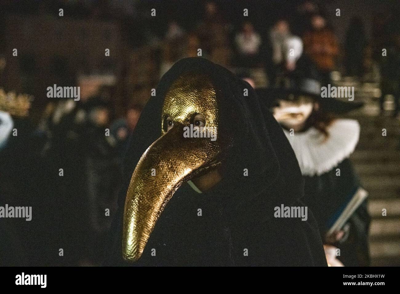 Eine Gruppe Venezianer, die sich wie alte Ärzte verkleidet hatten, als in Venedig die Pest ausbrach, feiern das Ende des Karnevals in Venedig, trotz der Tatsache, dass er am Sonntag aufgrund der Coronavirus-Situation in der Region gestoppt wurde. Die Gruppe ging durch Venedig und beendete die Demonstration am 25. Februar 2020 auf dem Markusplatz in Venedig, Italien. (Foto von Giacomo Cosua/NurPhoto) Stockfoto