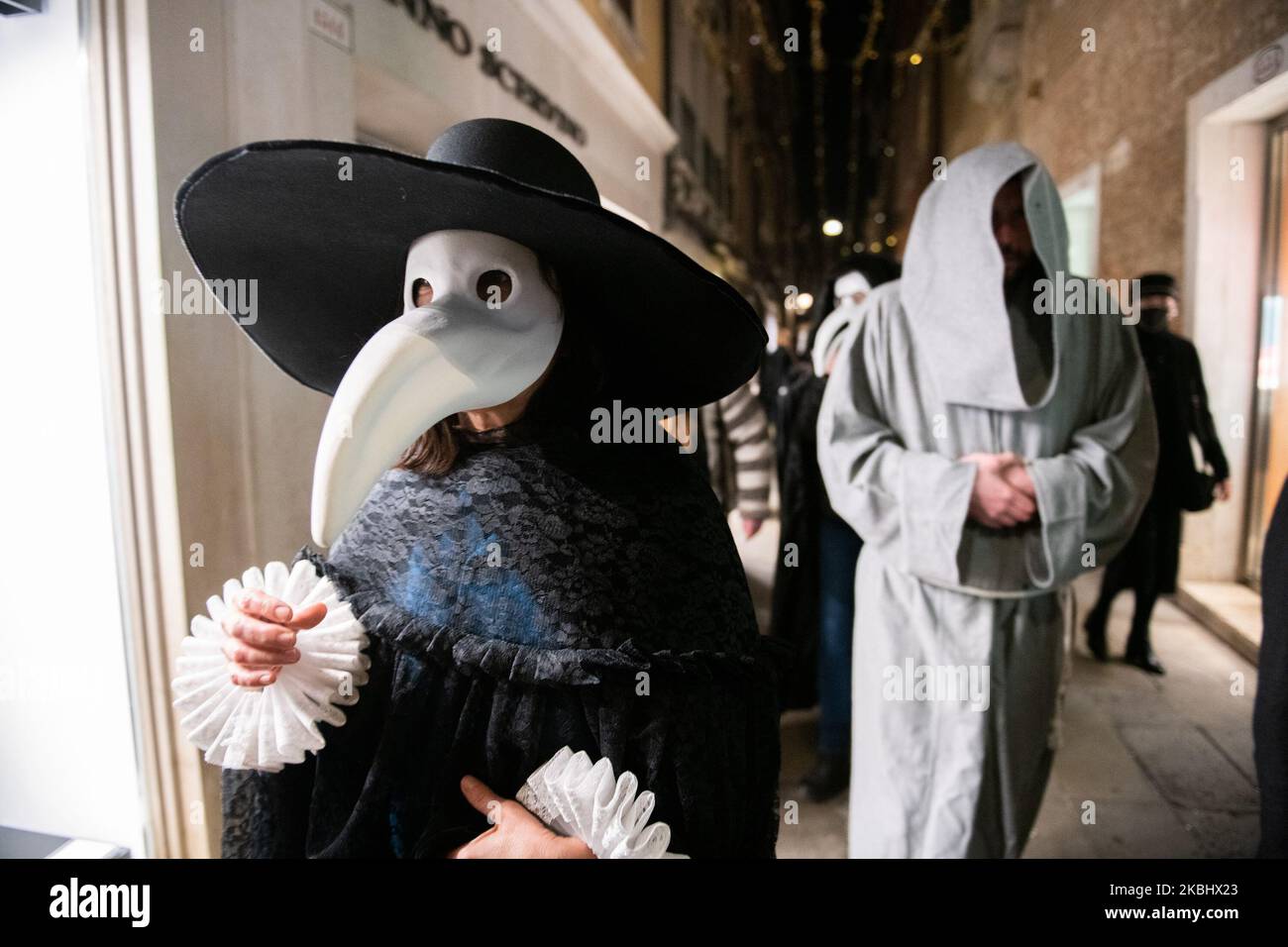 Eine Gruppe Venezianer, die sich wie alte Ärzte verkleidet hatten, als in Venedig die Pest ausbrach, feiern das Ende des Karnevals in Venedig, trotz der Tatsache, dass er am Sonntag aufgrund der Coronavirus-Situation in der Region gestoppt wurde. Die Gruppe ging durch Venedig und beendete die Demonstration am 25. Februar 2020 auf dem Markusplatz in Venedig, Italien. (Foto von Giacomo Cosua/NurPhoto) Stockfoto