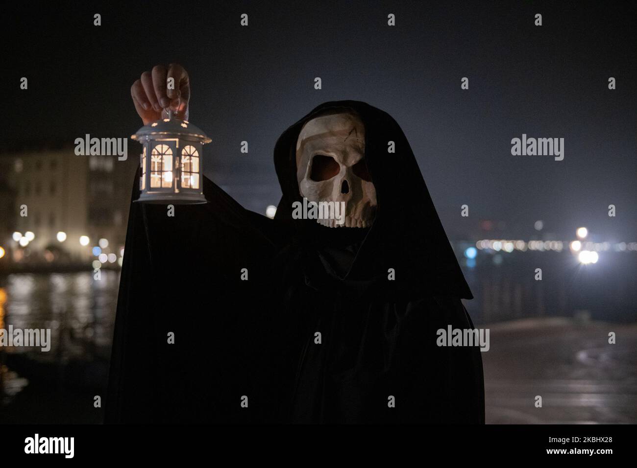 Eine Gruppe Venezianer, die sich wie alte Ärzte verkleidet hatten, als in Venedig die Pest ausbrach, feiern das Ende des Karnevals in Venedig, trotz der Tatsache, dass er am Sonntag aufgrund der Coronavirus-Situation in der Region gestoppt wurde. Die Gruppe ging durch Venedig und beendete die Demonstration am 25. Februar 2020 auf dem Markusplatz in Venedig, Italien. (Foto von Giacomo Cosua/NurPhoto) Stockfoto