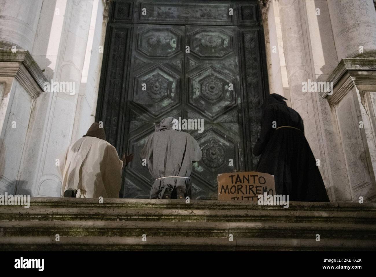 Eine Gruppe Venezianer, die sich wie alte Ärzte verkleidet hatten, als in Venedig die Pest ausbrach, feiern das Ende des Karnevals in Venedig, trotz der Tatsache, dass er am Sonntag aufgrund der Coronavirus-Situation in der Region gestoppt wurde. Die Gruppe ging durch Venedig und beendete die Demonstration am 25. Februar 2020 auf dem Markusplatz in Venedig, Italien. (Foto von Giacomo Cosua/NurPhoto) Stockfoto