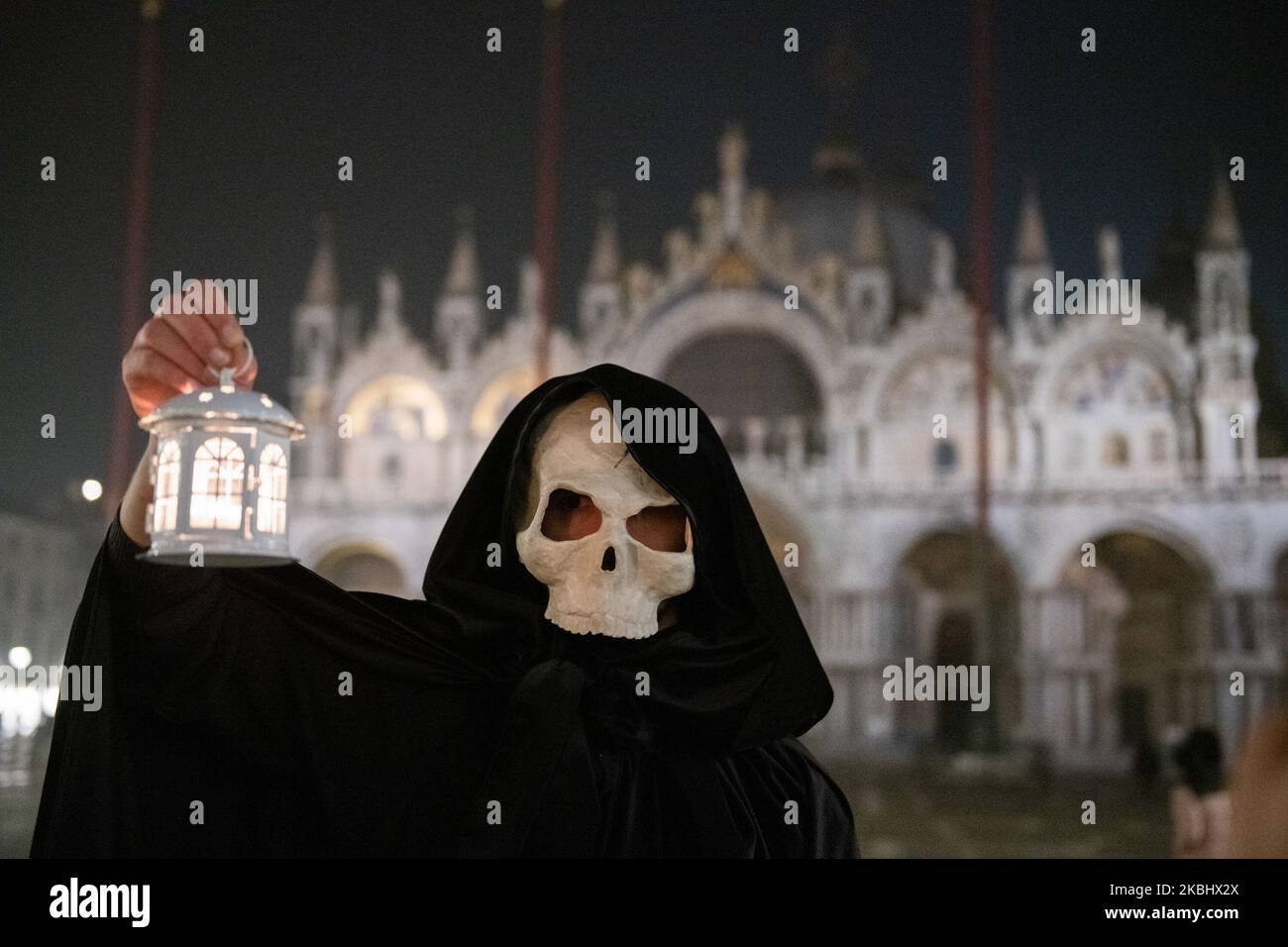 Eine Gruppe Venezianer, die sich wie alte Ärzte verkleidet hatten, als in Venedig die Pest ausbrach, feiern das Ende des Karnevals in Venedig, trotz der Tatsache, dass er am Sonntag aufgrund der Coronavirus-Situation in der Region gestoppt wurde. Die Gruppe ging durch Venedig und beendete die Demonstration am 25. Februar 2020 auf dem Markusplatz in Venedig, Italien. (Foto von Giacomo Cosua/NurPhoto) Stockfoto