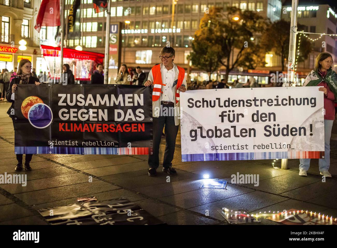 München, Bayern, Deutschland. 2.. November 2022. Mitglieder der Gruppen „Scientist Rebellion“, „Letzte Generation“ und „Extinction Rebellion“ demonstrieren gemeinsam nach den Festnahmen von Mitgliedern des „Scientist Rebellion“, die Krazy Glue (Sekundenkeber) nutzten, um sich in der BMW Welt und im Museum an einem BMW zu befestigen, um die drohende Klimakrise zu beleuchten. Letzte Generation wurde von Kultexperten kritisiert, die sie als apokalyptischen Kult ansehen. Bekannt ist die Gruppe auch für Krazy Glue Aktionen auf Straßen sowie Versuche, kulturelle und künstlerische Arbeiten in Museen zu beschädigen. (Bild: © Sachelle Babbar/ZUMA Press Stockfoto