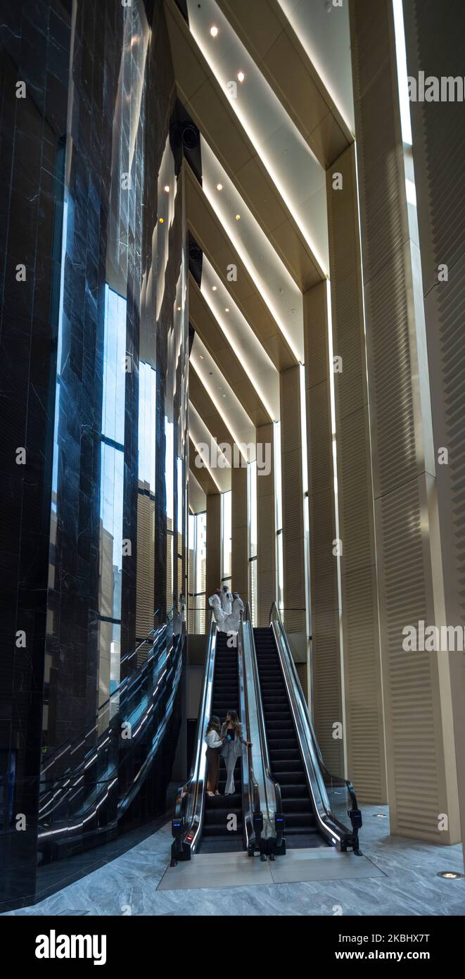 Rolltreppe, Lobby, Turm der National Bank of Kuwait, entworfen von Norman Forster und Partners, Kuwait-Stadt Stockfoto