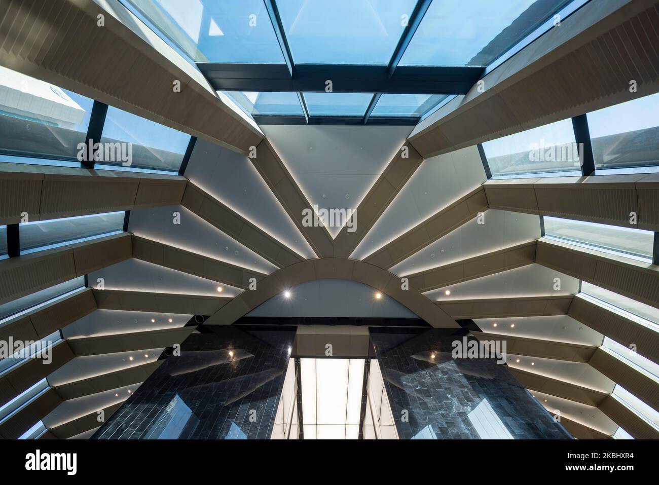 Decke der Lobby, Turm der National Bank of Kuwait, entworfen von Norman Forster und Partners, Kuwait-Stadt Stockfoto