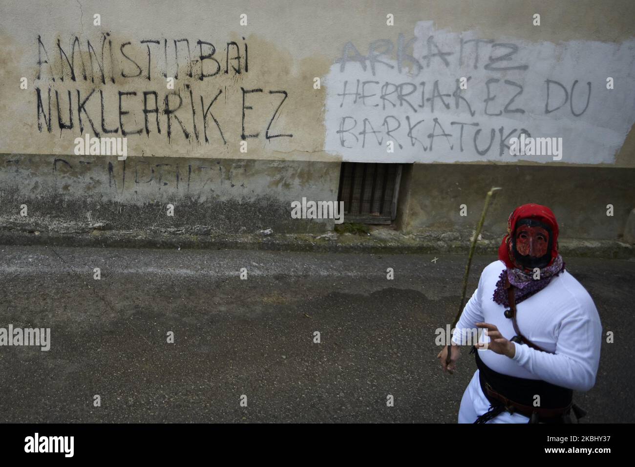 Mamuxarro Figur mit eiserner Maske und Stöcken während des Ahnenkarnevals am 25. Februar 2020 im Dorf Unanu in der Provinz Navarra, Spanien. Die ''Mamuxarroak'' (die Übersetzung lautet: ''die Peitscher'') sind die Hauptfiguren der Feier. Diese Charaktere verwenden Haselnussstäbchen (Ziyorra), um Frauen und Kinder zu schrecken und sie auch zu nutzen, um die Fruchtbarkeit zu wecken. (Foto von Iranzu Larrasoana Oneca/NurPhoto) Stockfoto