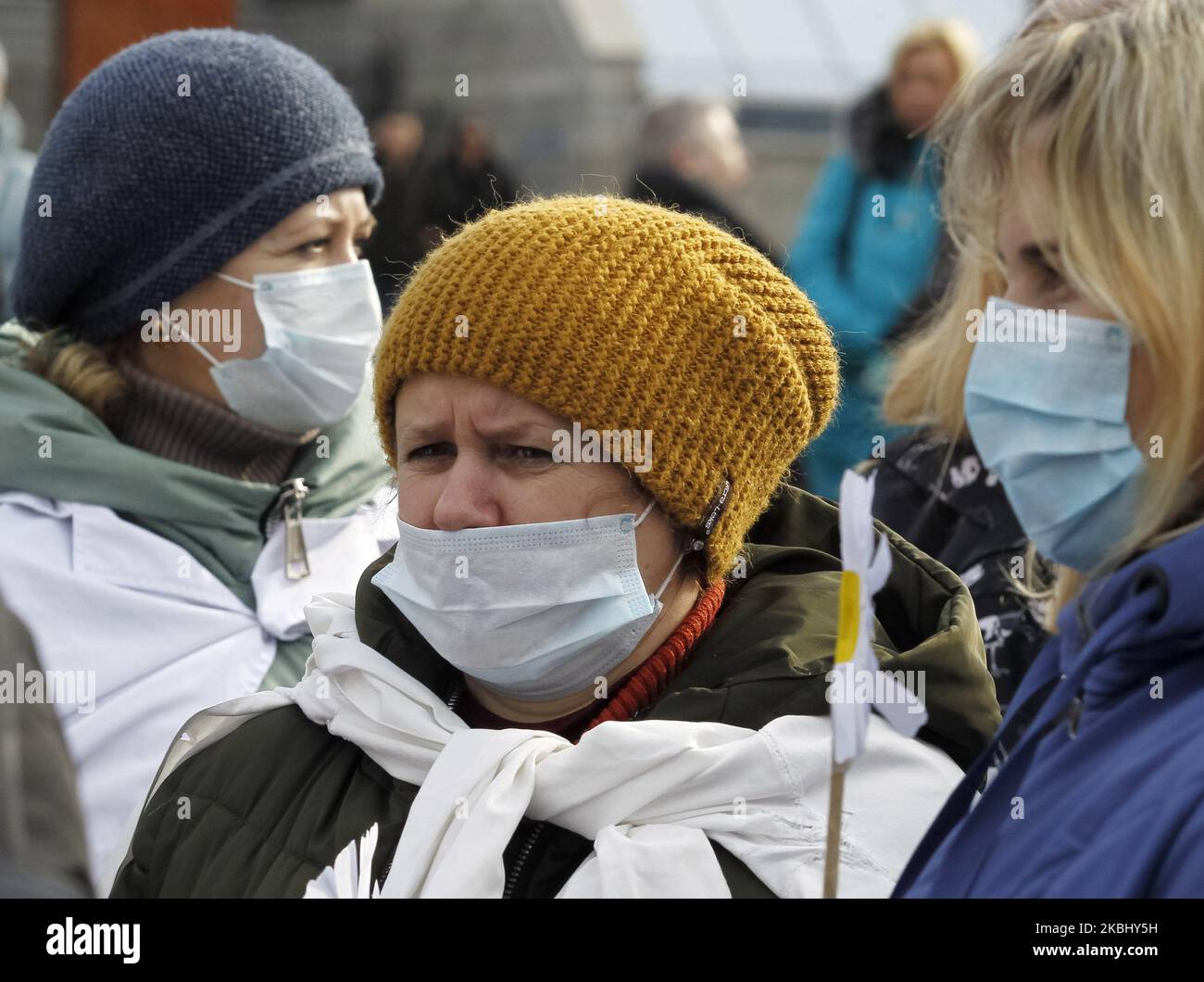 Ukrainische medizinische Mitarbeiter mit Gesichtsmasken nehmen am 26. Februar 2020 an einer Kundgebung gegen die Gesundheitsreform auf dem Unabhängigkeitsplatz in Kiew, Ukraine, Teil. Laut lokalen Medien hielten ukrainische Krankenschwestern, Ärzte und andere Beschäftigte des Gesundheitswesens ihre Kundgebung mit der Forderung nach besseren Löhnen und Arbeitsbedingungen sowie gegen die Schließung von medizinischen Einrichtungen ab. (Foto von STR/NurPhoto) Stockfoto