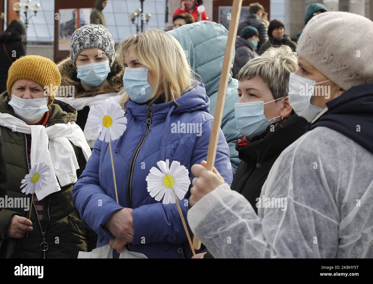 Ukrainische medizinische Mitarbeiter mit Gesichtsmasken nehmen am 26. Februar 2020 an einer Kundgebung gegen die Gesundheitsreform auf dem Unabhängigkeitsplatz in Kiew, Ukraine, Teil. Laut lokalen Medien hielten ukrainische Krankenschwestern, Ärzte und andere Beschäftigte des Gesundheitswesens ihre Kundgebung mit der Forderung nach besseren Löhnen und Arbeitsbedingungen sowie gegen die Schließung von medizinischen Einrichtungen ab. (Foto von STR/NurPhoto) Stockfoto