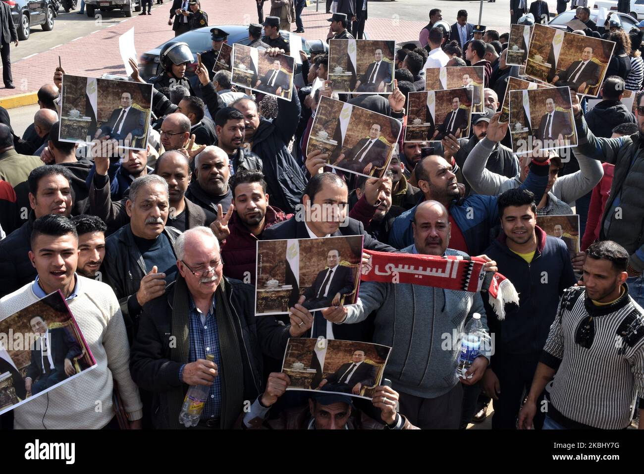 Die Anhänger des ehemaligen ägyptischen Präsidenten Hosni Mubarak reagieren auf eine Versammlung in der Nähe des Haupttores eines Friedhofs während seiner Beerdigungszeremonie östlich von Kairo, Ägypten, 26. Februar 2020. (Foto von Ziad Ahmed/NurPhoto) Stockfoto