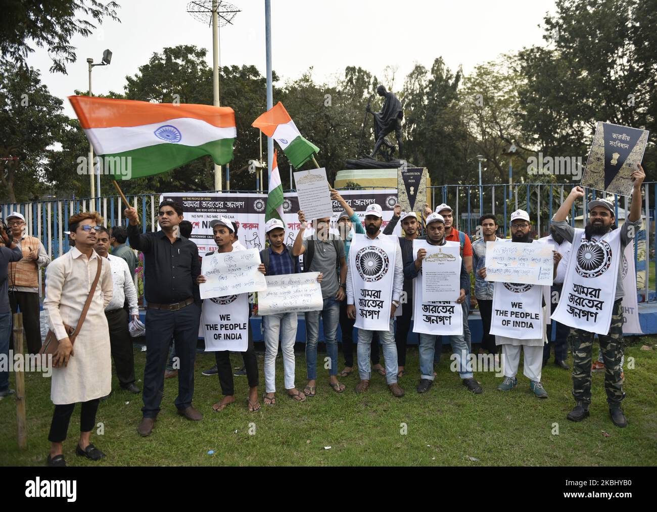 Demonstranten rufen am 26. Februar 2020 in Kalkutta, Indien, nach Zusammenstößen gegen das neue Staatsbürgerschaftsgesetz in Neu-Delhi Parolen gegen das neue indische Staatsbürgerschaftsgesetz. - Zehn Menschen wurden bei der schlimmsten sektiererischen Gewalt in der indischen Hauptstadt seit Jahren getötet und mehr als 130 verletzt, als in mehreren Teilen der Stadt Randalierer wüteten, Gebäude und Fahrzeuge in Brand schlugen und Journalisten Angriffen. Die Proteste gegen ein umstrittenes Staatsbürgerschaftsgesetz stiegen am 25. Februar in Schlachten zwischen Hindus und Muslimen im Nordosten von Neu-Delhi ab, bei denen mit Steinen, Schwertern und E bewaffnete Randalierer aufkamen Stockfoto