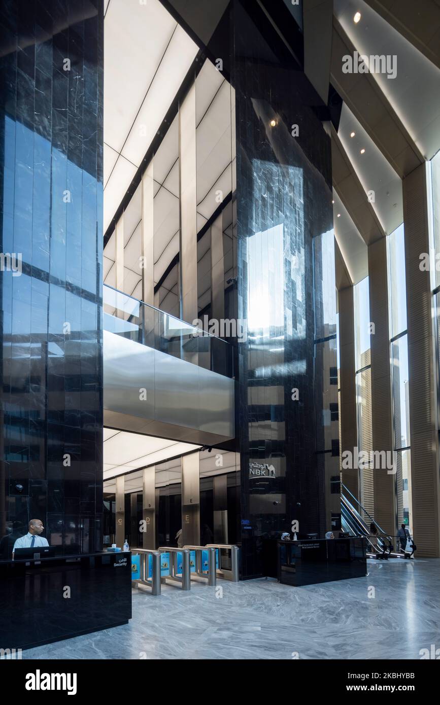 Sicherheits- und Informationsschalter, Lobby, Turm der National Bank of Kuwait, entworfen von Norman Forster und Partners, Kuwait-Stadt Stockfoto
