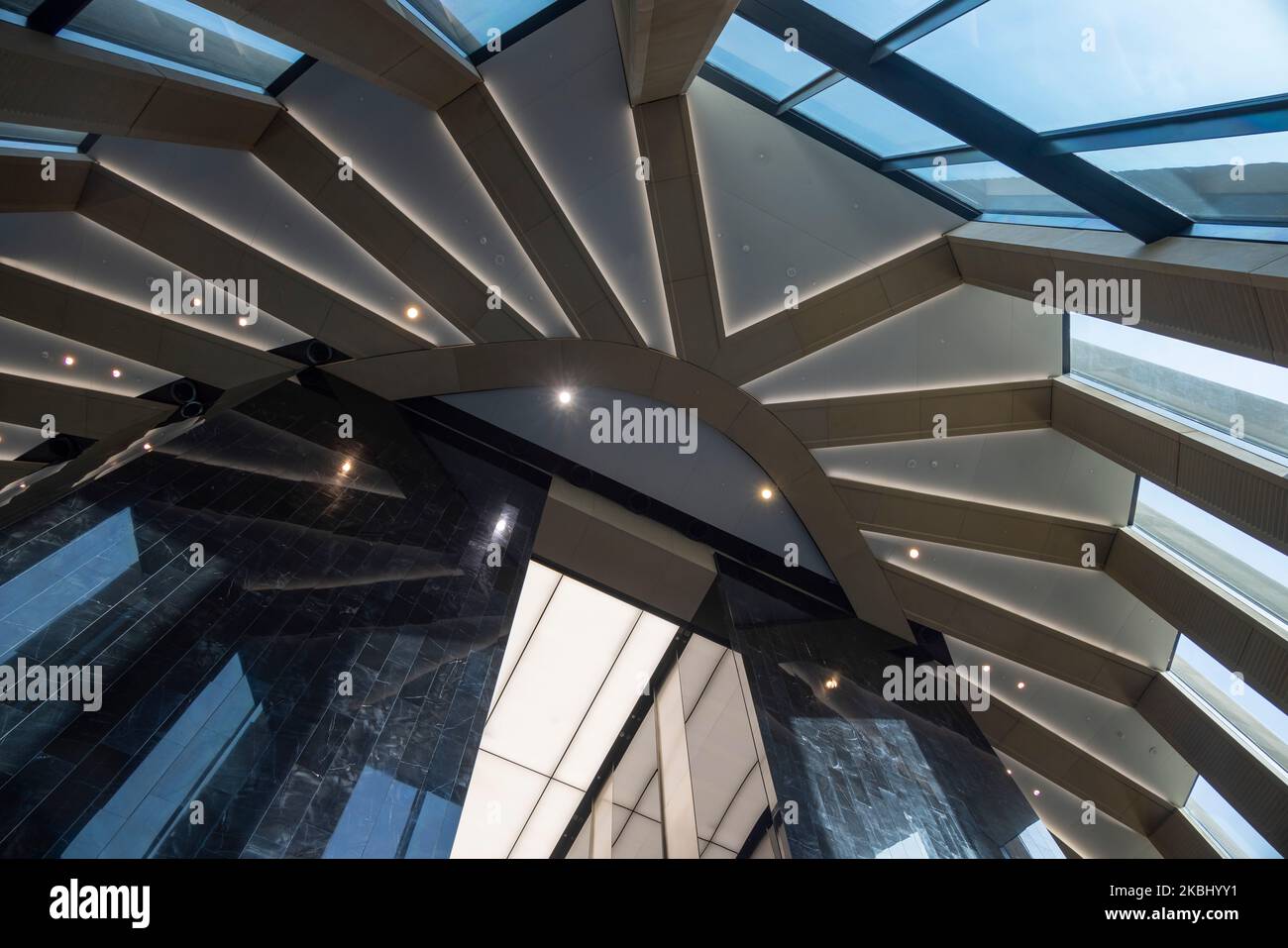 Decke der Lobby, Turm der National Bank of Kuwait, entworfen von Norman Forster und Partners, Kuwait-Stadt Stockfoto