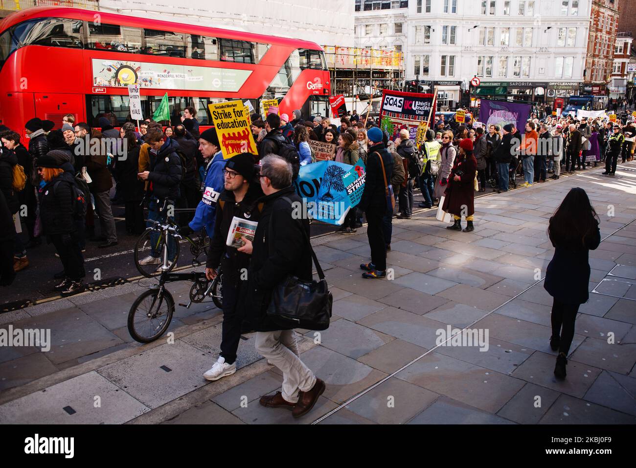 Mitglieder und Unterstützer der Streikenden University and College Union (UCU) veranstalten am 26. Februar 2020 einen „Marsch für Bildung“ in London, England. Die UCU startete am 20. Februar einen 14-tägigen Streik zur Verteidigung der Personalrenten und zur Forderung nach verbesserten Entgelten und Bedingungen, einschließlich größerer Gleichheiten am Arbeitsplatz, einem Ende der Unsicherheit am Arbeitsplatz und der „Kasualisierung“ von Arbeitsverträgen sowie der Verteidigung der Bildung als Recht für alle. (Foto von David Cliff/NurPhoto) Stockfoto