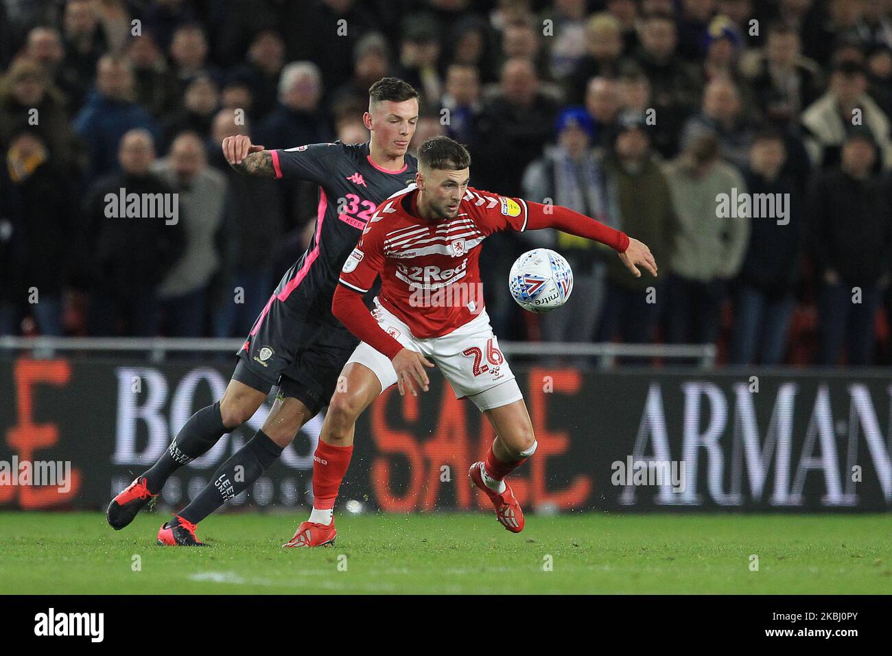 Ben White von Leeds Vereinigte sich während des Sky Bet Championship-Spiels zwischen Middlesbrough und Leeds United am Mittwoch, den 26.. Februar 2020, im Riverside Stadium in Middlesbrough in Aktion mit Lewis Wing von Marcelo Bielsa. (Foto von Mark Fletcher/MI News/NurPhoto) Stockfoto