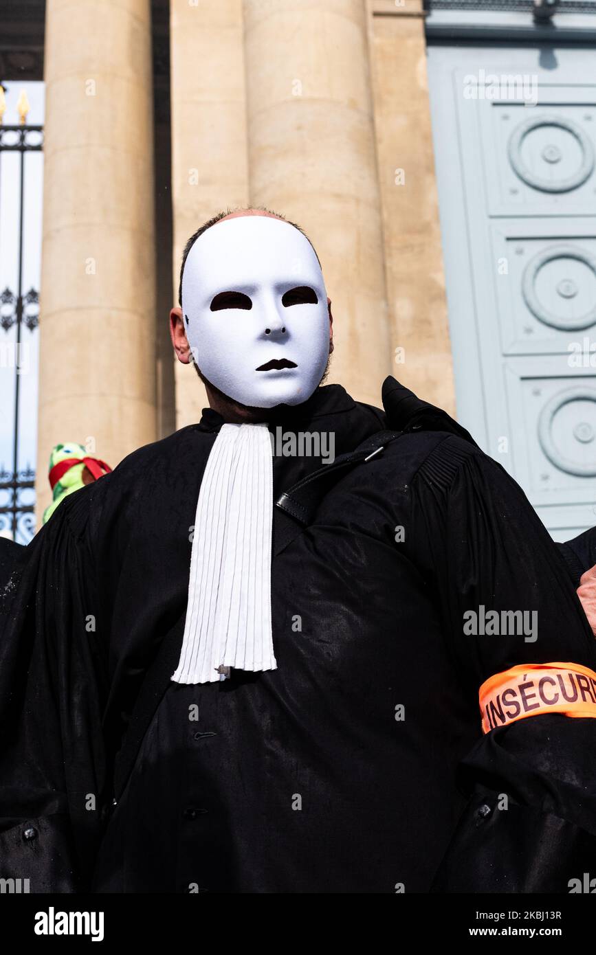 Am Mittwoch, den 26. Februar 2020, haben in Paris hundert streikende Anwälte vor der Nationalversammlung Maßnahmen ergriffen, um gegen die Rentenreform zu protestieren. Sie wurden von Abgeordneten des France Insoumise (LFI) begleitet, bevor sie von der Polizei vertrieben wurden. (Foto von Samuel Boivin/NurPhoto) Stockfoto