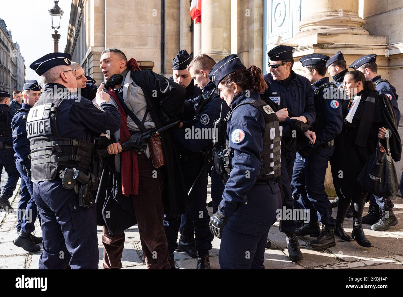 Am Mittwoch, den 26. Februar 2020, haben in Paris hundert streikende Anwälte vor der Nationalversammlung Maßnahmen ergriffen, um gegen die Rentenreform zu protestieren. Sie wurden von Abgeordneten des France Insoumise (LFI) begleitet, bevor sie von der Polizei vertrieben wurden. (Foto von Samuel Boivin/NurPhoto) Stockfoto