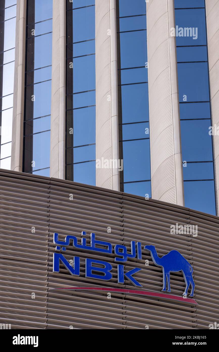 Logo, Turm der National Bank of Kuwait, entworfen von Norman Forster und Partners, Kuwait-Stadt Stockfoto