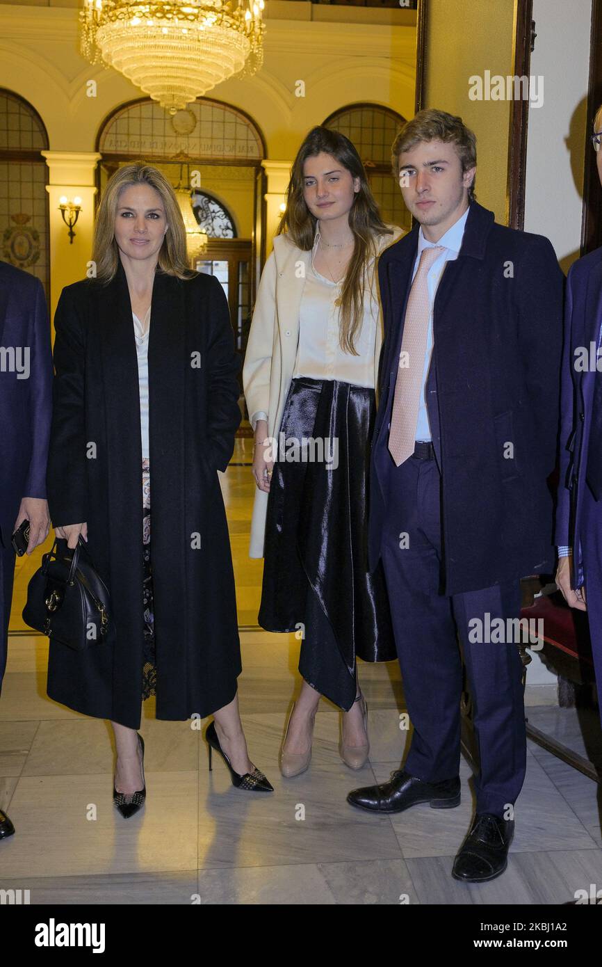 Genoveva Casanova mit Amina und Luis Martinez de Irujo nimmt an der Veranstaltung von Cayetano Teil Martinez de Irujo erhält am 26. Februar 2020 in Madrid, Spanien, die Ehrenmedaille der Königlichen Nationalen Akademie der Medizin. (Foto von Oscar Gonzalez/NurPhoto) Stockfoto