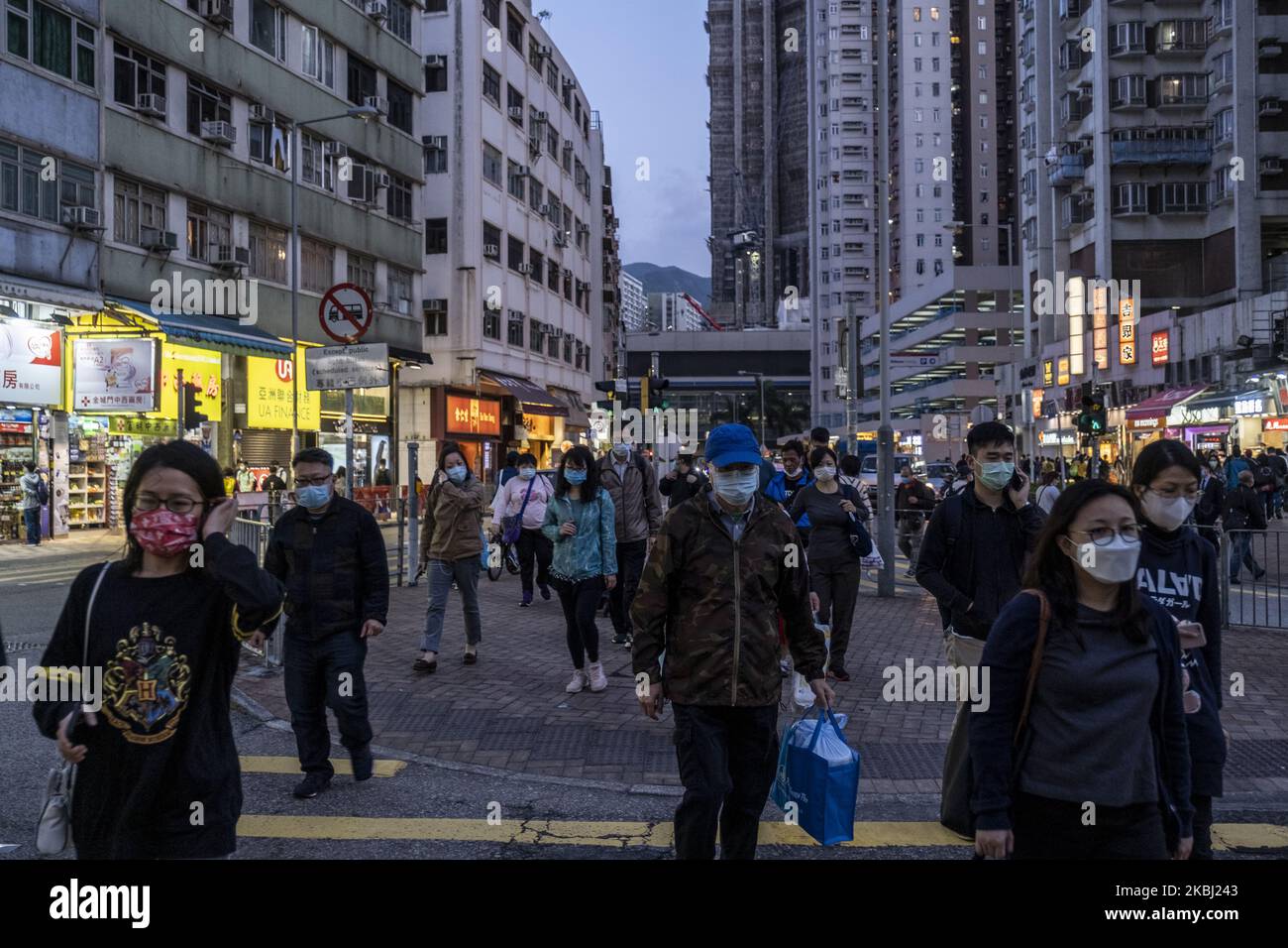 Fußgänger werden am 27. Februar 2020 in Hongkong, China, maskiert gesehen, als sie die Straße überqueren. Das Coronavirus oder Covid-19, das aus Wuhan China stammt, hat bis heute über 82.000 infiziert und 2810 weltweit getötet. (Foto von Vernon Yuen/NurPhoto) Stockfoto