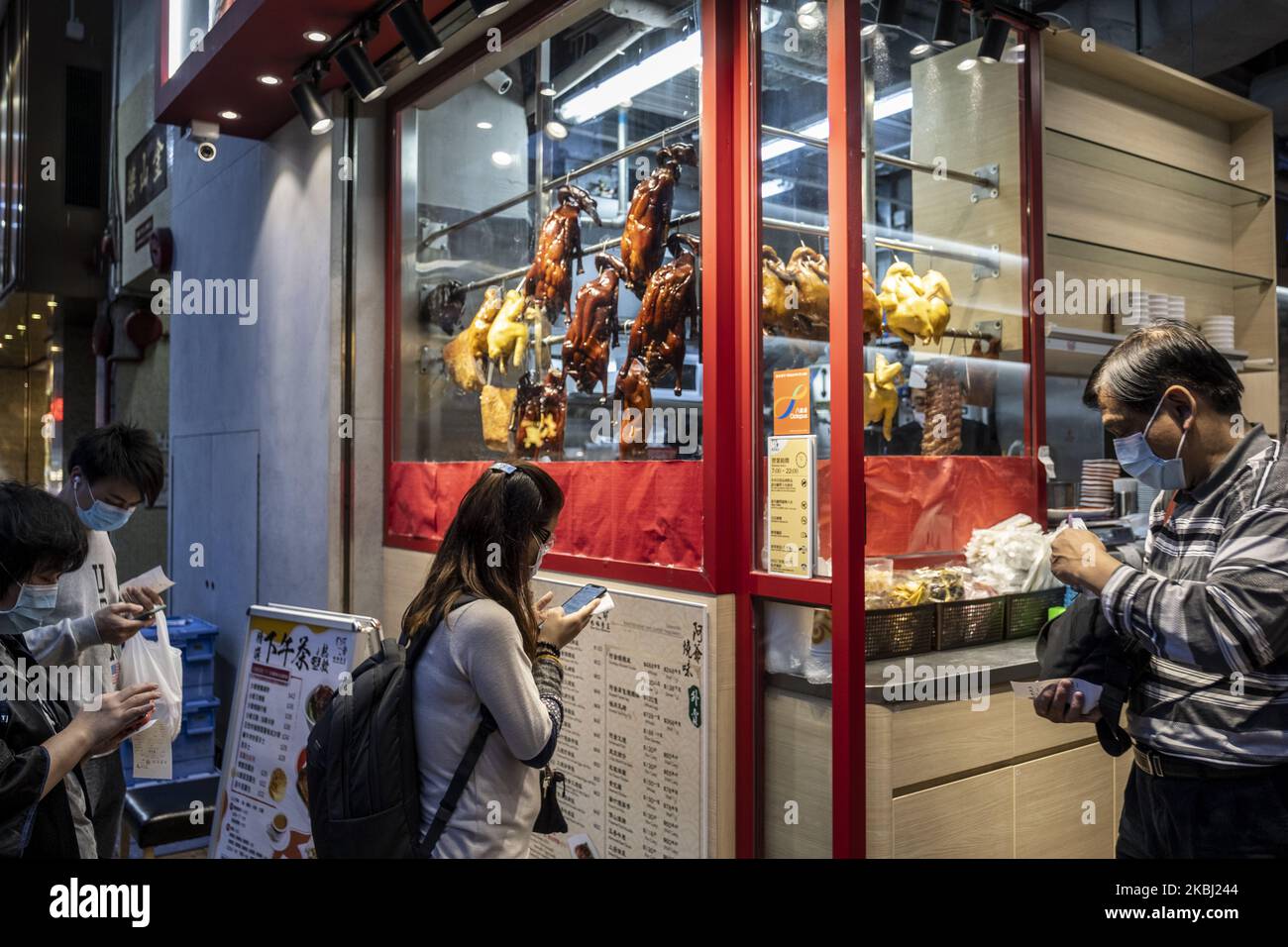 Menschen tragen eine Maske, als sie am 27. Februar 2020 vor einem Geschäft in Hongkong, China, warten. Das Coronavirus oder Covid-19, das aus Wuhan China stammt, hat bis heute über 82.000 infiziert und 2810 weltweit getötet. (Foto von Vernon Yuen/NurPhoto) Stockfoto
