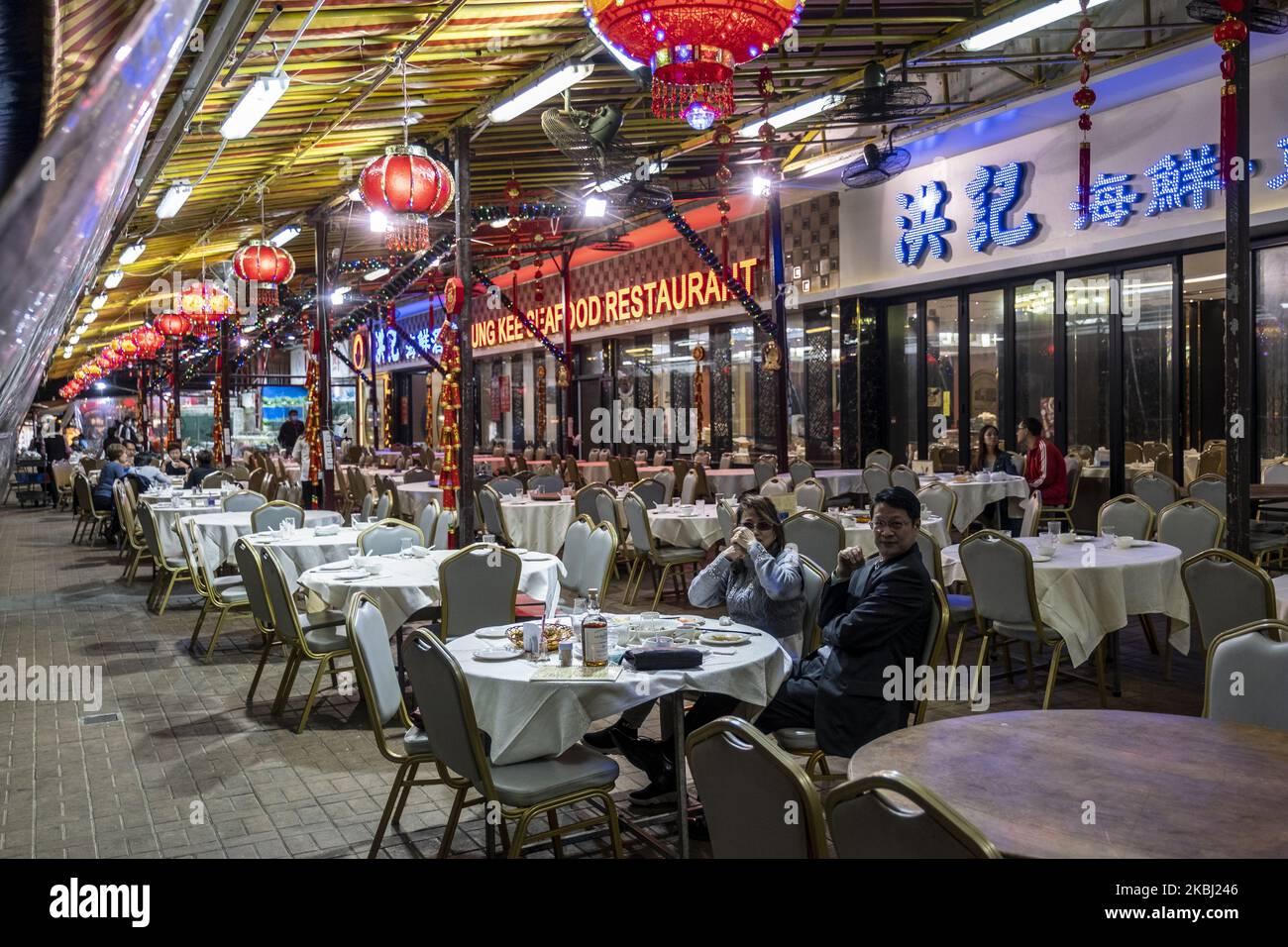 Ein Mann und eine Frau sitzen am 27. Februar 2020 in Hongkong, China, an einem Tisch in einem offenen Restaurant. Das Coronavirus oder Covid-19, das aus Wuhan China stammt, hat bis heute über 82.000 infiziert und 2810 weltweit getötet. (Foto von Vernon Yuen/NurPhoto) Stockfoto