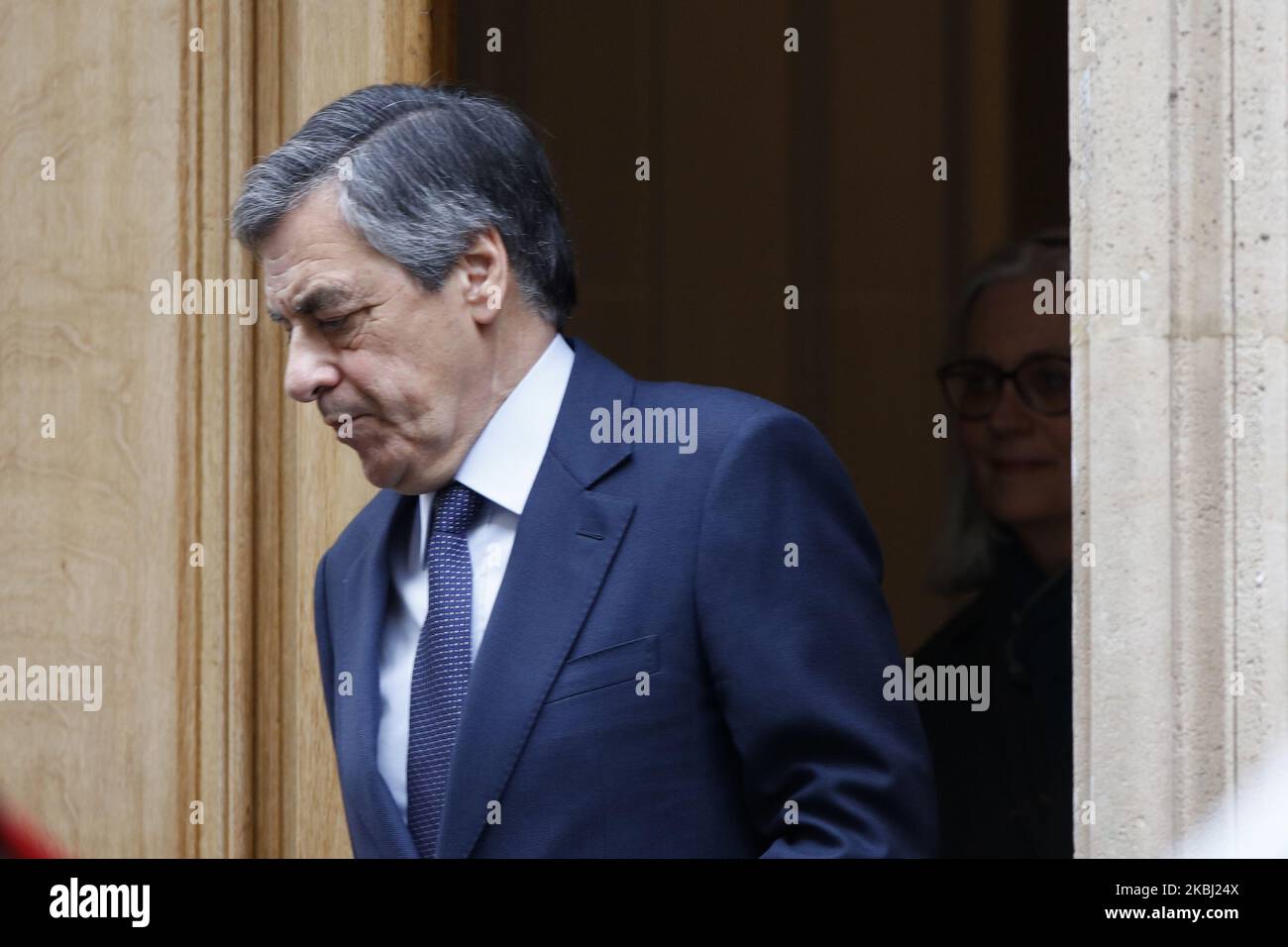 Der ehemalige französische Premierminister Francois Fillon und seine Frau Penelope (nicht im Bild) verlassen am 27. Februar 2020 ihr Haus in Paris. Francois Fillon geht vor Gericht, weil er behauptet, er habe mehr als eine Million Euro an öffentlichen Geldern unterschlagen, indem er einen falschen Job für seine Frau schuf, ein Skandal, der ihn 2017 bei der französischen Präsidentschaft erschoss. Die Ermittler vermuten, dass Fillon, 65, zwischen 1998 und 2013 seine in Wales geborene Frau Penelope als parlamentarische Assistentin eingestellt hat, ohne dass sie tatsächlich arbeiten musste. (Foto von Mehdi Taamallah/Nurphoto) Stockfoto