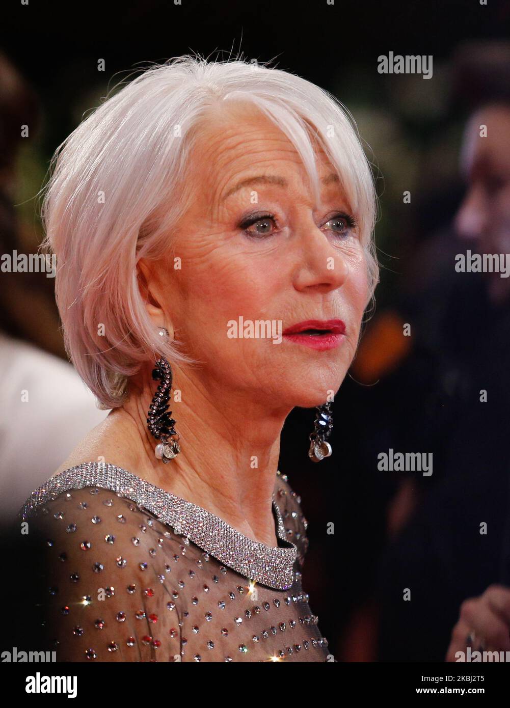 Die britische Schauspielerin Dome Helen Mirren posiert auf dem roten Teppich, als sie am 27. Februar 2020 anlässlich der Verleihung des Goldenen Ehrenbären im Rahmen der Internationalen Filmfestspiele 70. im Berlinale Palast in Berlin, Deutschland, ankommt. (Foto von Dominika Zarzycka/NurPhoto) Stockfoto