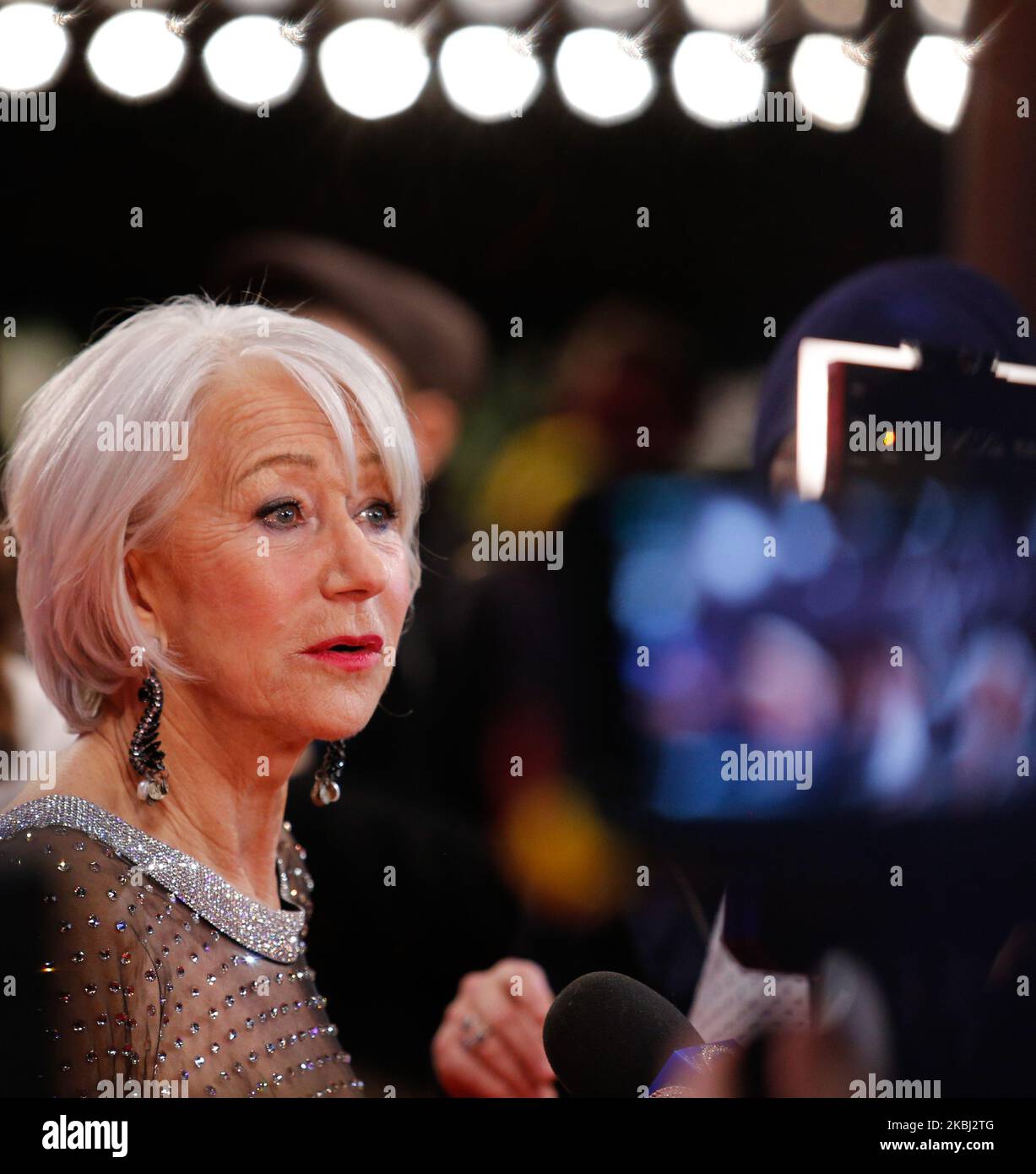 Die britische Schauspielerin Dome Helen Mirren posiert auf dem roten Teppich, als sie am 27. Februar 2020 anlässlich der Verleihung des Goldenen Ehrenbären im Rahmen der Internationalen Filmfestspiele 70. im Berlinale Palast in Berlin, Deutschland, ankommt. (Foto von Dominika Zarzycka/NurPhoto) Stockfoto
