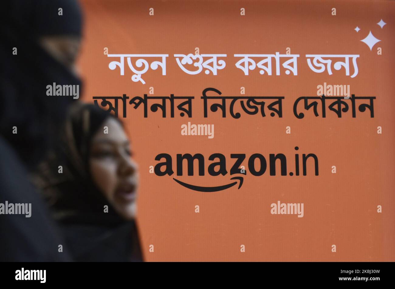 Frauen kommen an einer Werbetafel von Amazon in Kalkutta, Indien, vorbei, 28. Februar 2020. Amazon Inc. Hat in den letzten Wochen mehr als 1 Millionen Produkte vom Verkauf eingeschränkt, die ungenau behauptet hatten, das Coronavirus zu heilen oder zu verteidigen. Laut einem Bericht der Nachrichtenmedien wurden weltweit rund 2.797 Todesfälle durch das Coronavirus gemeldet. (Foto von Indranil Aditya/NurPhoto) Stockfoto