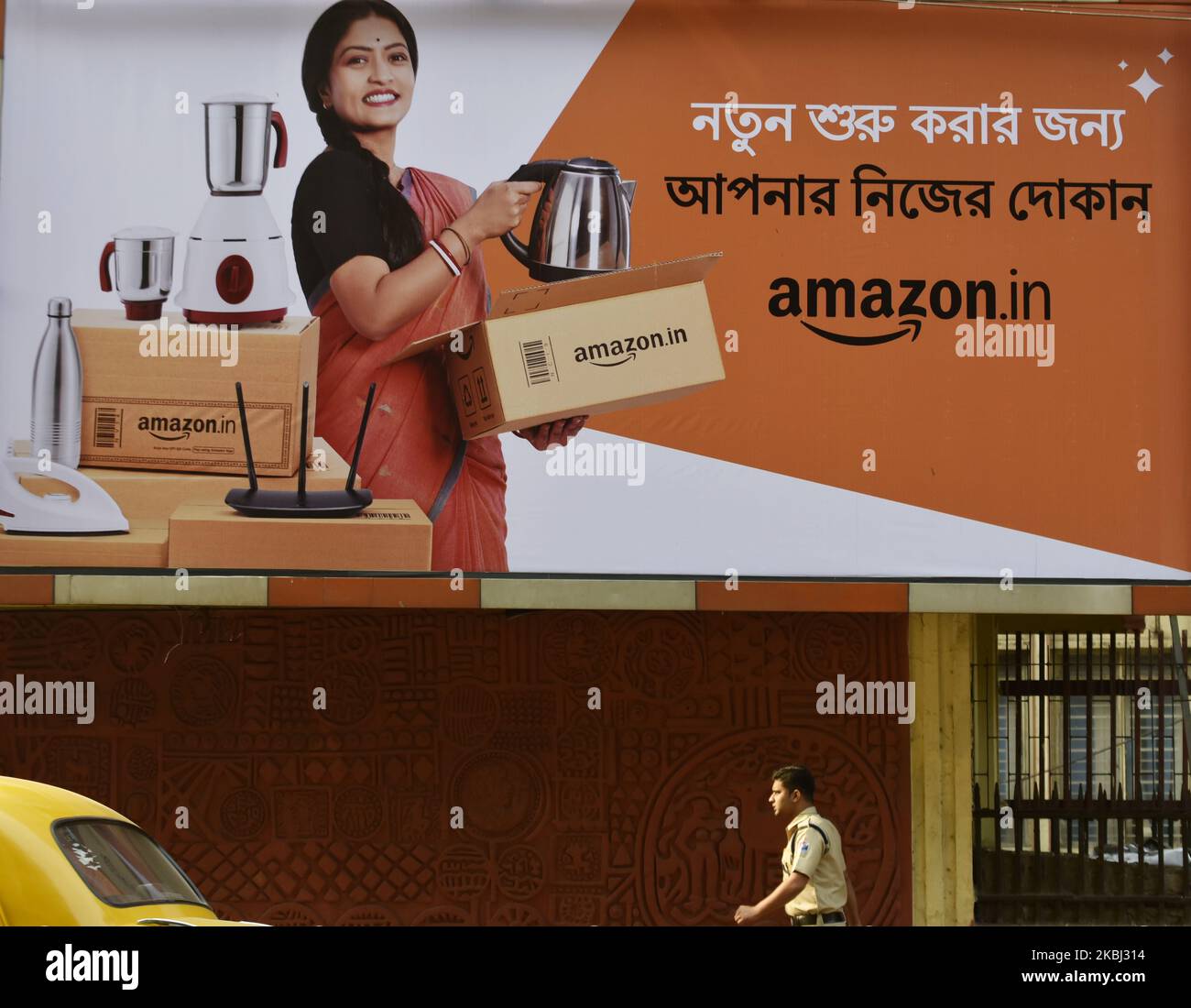 Ein Mann kommt an einer Plakatwand von Amazon in Kalkutta, Indien, 28. Februar 2020 vorbei. Amazon Inc. Hat in den letzten Wochen mehr als 1 Millionen Produkte vom Verkauf eingeschränkt, die ungenau behauptet hatten, das Coronavirus zu heilen oder zu verteidigen. Laut einem Bericht der Nachrichtenmedien wurden weltweit rund 2.797 Todesfälle durch das Coronavirus gemeldet. (Foto von Indranil Aditya/NurPhoto) Stockfoto