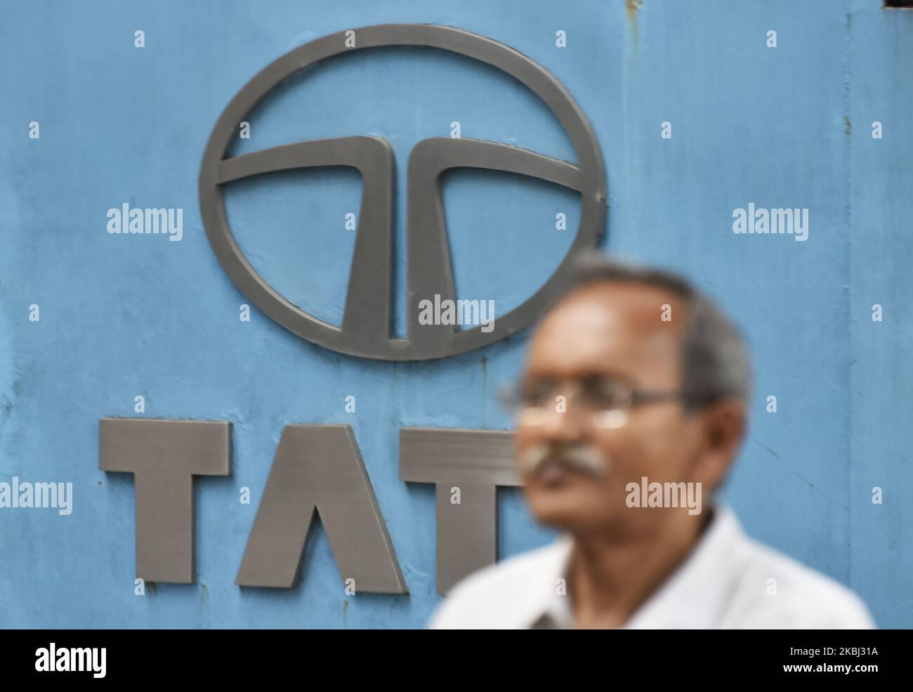 Ein Mann kommt in Kalkutta, Indien, am 28. Februar 2020 an einem Tata-Logo vorbei. Die indischen Regulierungsbehörden prüfen derzeit Vorwürfe, dass Tata Motors und zwei andere Finanzunternehmen ihrer $100-Milliarden-Muttergruppe die Marktposition missbraucht haben, während sie Nutzfahrzeuge verkauften, so ein Bericht der indischen Nachrichtenmedien. (Foto von Indranil Aditya/NurPhoto) Stockfoto