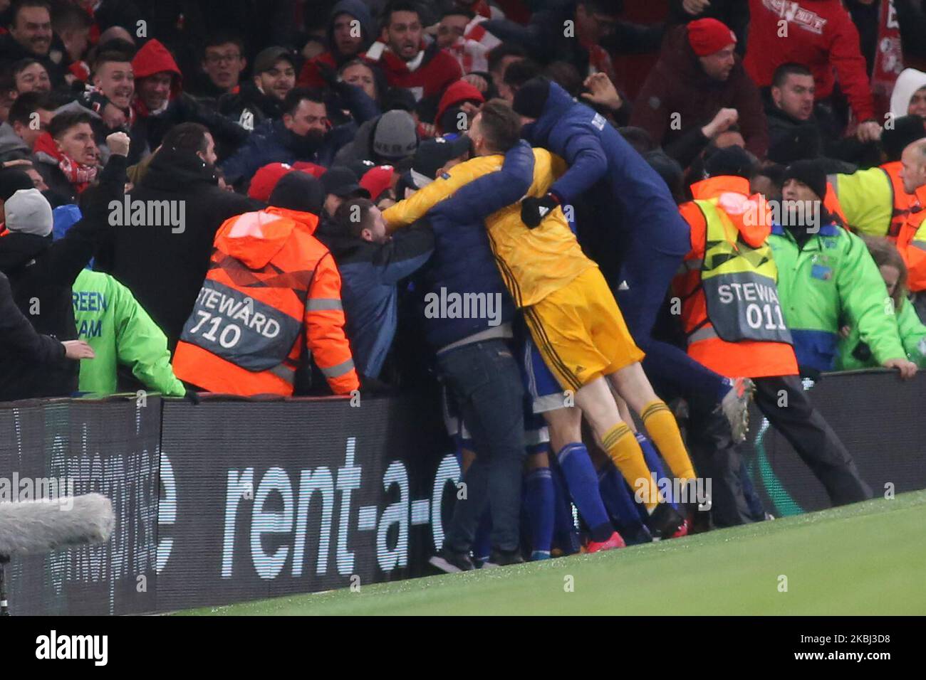 Youssef El-Arabi (Olympiakos) feiert sein Tor mit seinen Teamkollegen am 2:1 27. Februar 2019/20 2020 beim Playoff-Finale der UEFA Europa League 1/32 zwischen Arsenal FC (England) und Olympiakos FC (Griechenland) im Emirates Stadium in London, Großbritannien. (Foto von Federico Guerra Moran/NurPhoto) Stockfoto