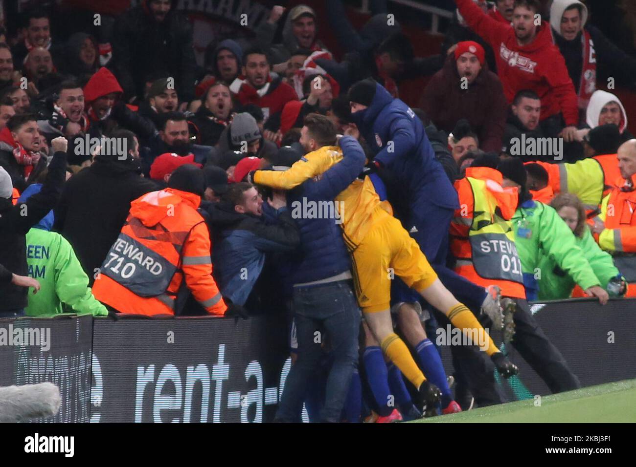 Youssef El-Arabi (Olympiakos) feiert sein Tor mit seinen Teamkollegen am 2:1 27. Februar 2019/20 2020 beim Playoff-Finale der UEFA Europa League 1/32 zwischen Arsenal FC (England) und Olympiakos FC (Griechenland) im Emirates Stadium in London, Großbritannien. (Foto von Federico Guerra Moran/NurPhoto) Stockfoto