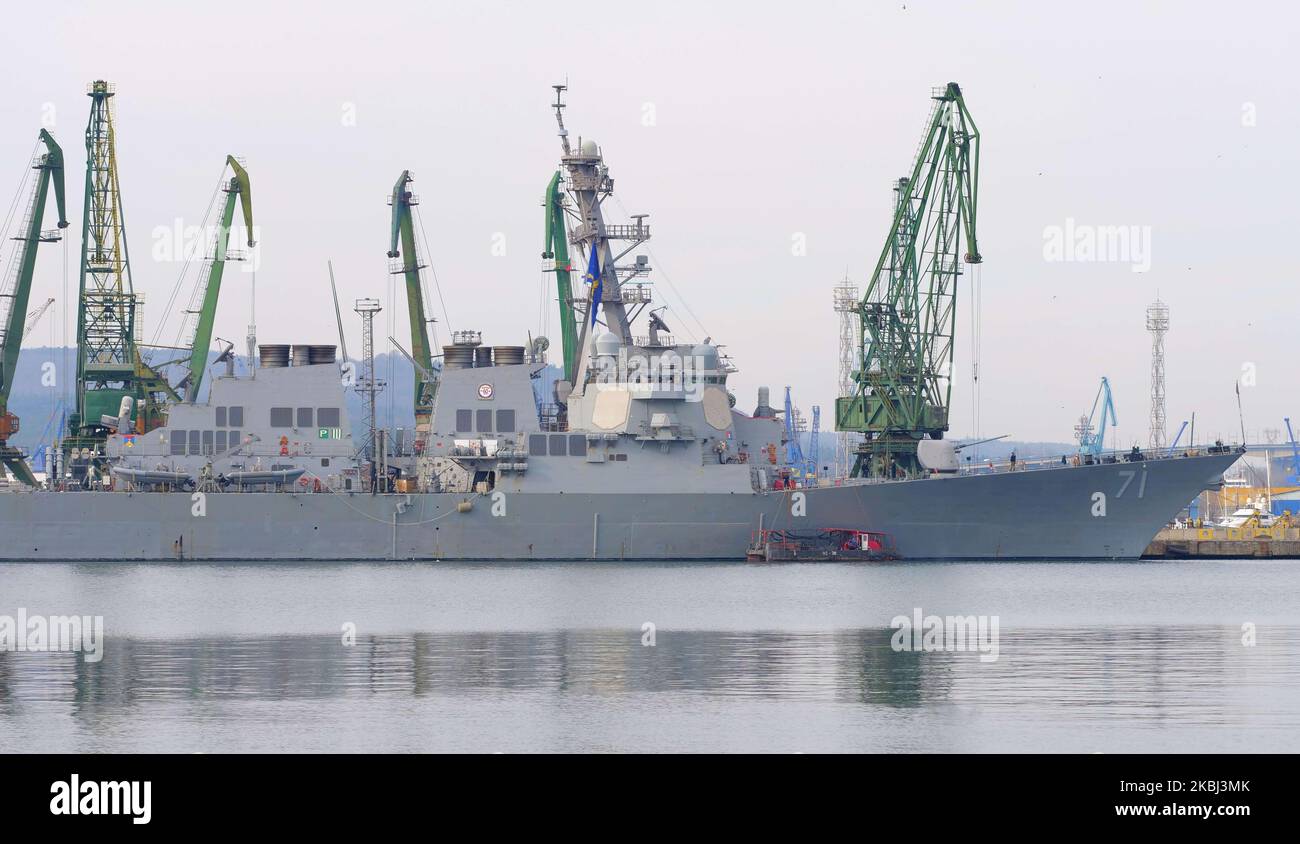 DAS US-NAVY-Schiff ''USS ROSS'' kam am Freitag, den 28. Februar 2020, im Schwarzmeerhafen von Varna an, etwa 450 km (280 Meilen) nordöstlich der Hauptstadt Sofia. USS Ross kam in Bulgarien Black Sea an, um regionale Partner zu unterstützen. Das Schiff ist das erste Marineschiff, das 2020 Einsätze im Schwarzen Meer durchgeführt hat. (Foto von: Petar Petrov /Impact Press Group/NurPhoto) Stockfoto